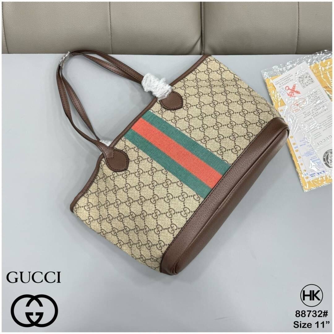 GUCCI Ophidia Small Tote Bag กระเป๋าทรงโท้ทขนาดกำลังสวย ใช้งานง่าย โดดเด่นด้วยลายคาดสีเขียวแดงเป็นเอกลักษณ์แบรนด์ สวยเรียบหรู คลาสสิคไม่มีเบื่อ ภายในโล่งกว้าง ใช้สะพายเป็น everyday bag เหมาะมากๆ