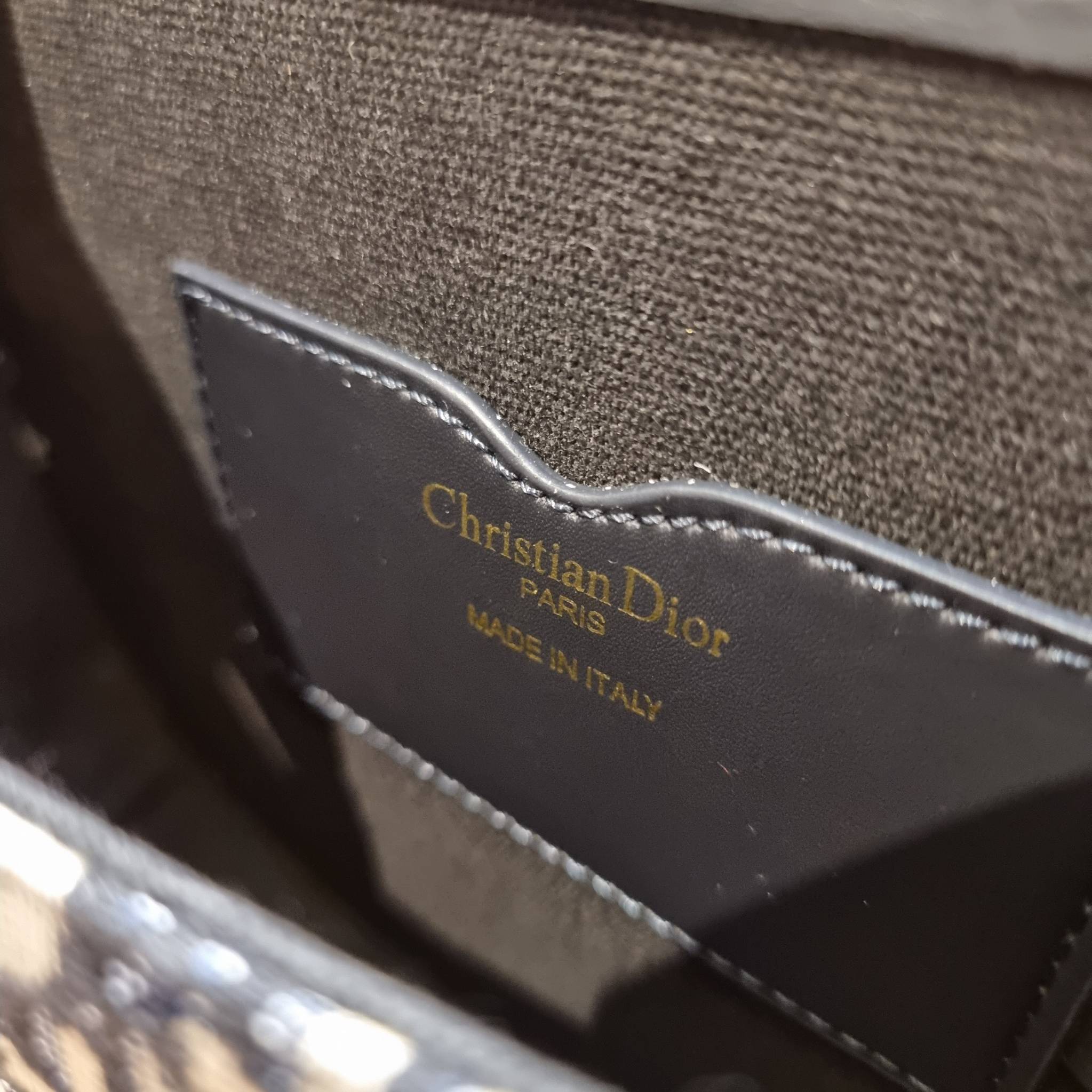 DIOR CD MEDIUM BOBBY BAG กระเป๋าสะพายข้างพรีเมี่ยมกิ๊ฟทรงสวย ดีไซน์ย้อนยุค เป็นเอกลักษณ์ไม่เหมือนใคร เปิด-ปิดด้วยกระดุมแม่เหล็ก ใช้งานง่าย อะไหล่ทองดูหรู ภายในเป็นช่องโล่ง มาพร้อมสายสะพาย crossbody ถอดออกได้ ปรับได้ จะถือเป็นคลัทช์ออกงานก็ได้ สะพายไปทำงาน