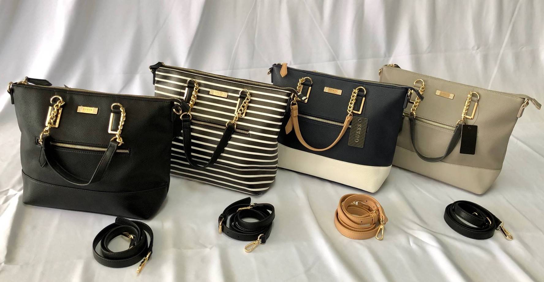 GUESS PU HANDBAG//SHOULDERBAG สินค้าเข้าใหม่!! กระเป๋าถือ/คล้องแขนหรือสะพายข้าง วัสดุหนังนิ่ม น้ำหนักเบา น่าใช้ ด้านหน้าติดอะไหล่โลโก้แบรนด์ประดับเม็ดคริสตัลหรู เปิดปิดกระเป๋าแบบซิป ภายในโล่ง ใส่ของจุ มีช่องซิปและช่องเล็กใส่ของจุกจิก หูหิ้วแบบโซ่ต่อหนังสว