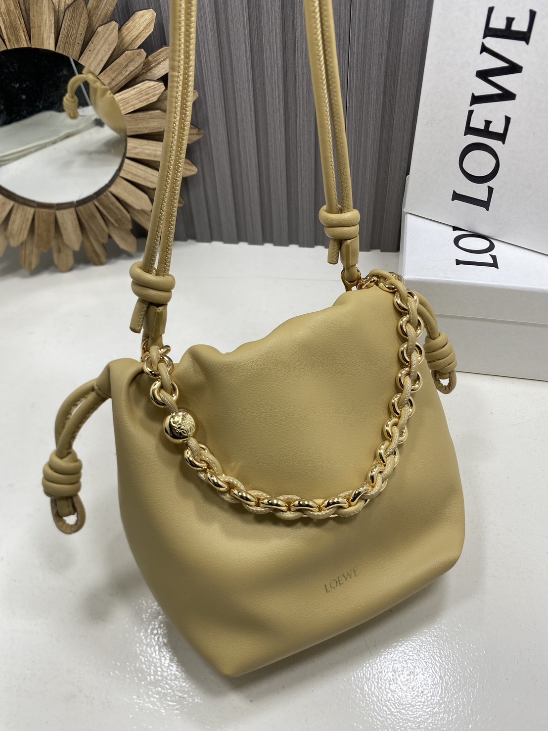 ORI หนังแท้ | LOEWE Mini Flamenco purse in mellow nappa leather / Loewe Bucket Bag กระเป๋าสะพายทรงบัคเก็ตไซส์มินิ หนังเรียบสวยหรู เรียบง่าย หนังแท้ผิวสัมผัสนุ่มมือ น้ำหนักเบาและนุ่มสบาย ดีไซน์จับจีบ เชือกผูกแบบปมโบราณ และสายโซ่รูปโดนัท