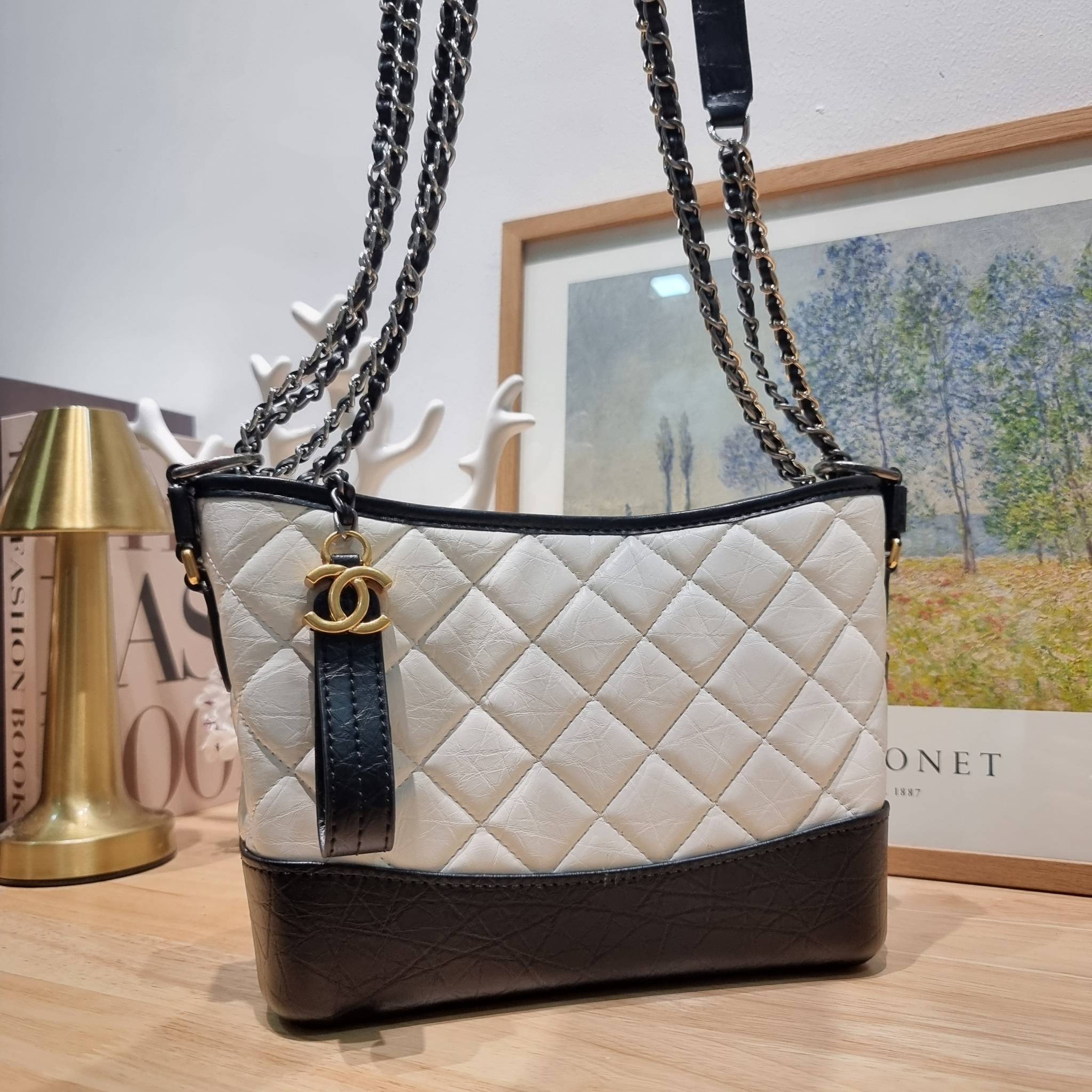 CHANEL Gabrielle Bag Medium สวยคลาสสิค No.1 ต้องยกให้ไอเท็มนี้เท่านั้น กับกระเป๋าสะพายซิกเนเจอร์ ดีไซน์ไม่เหมือนใคร เป็นเอกลักษณ์