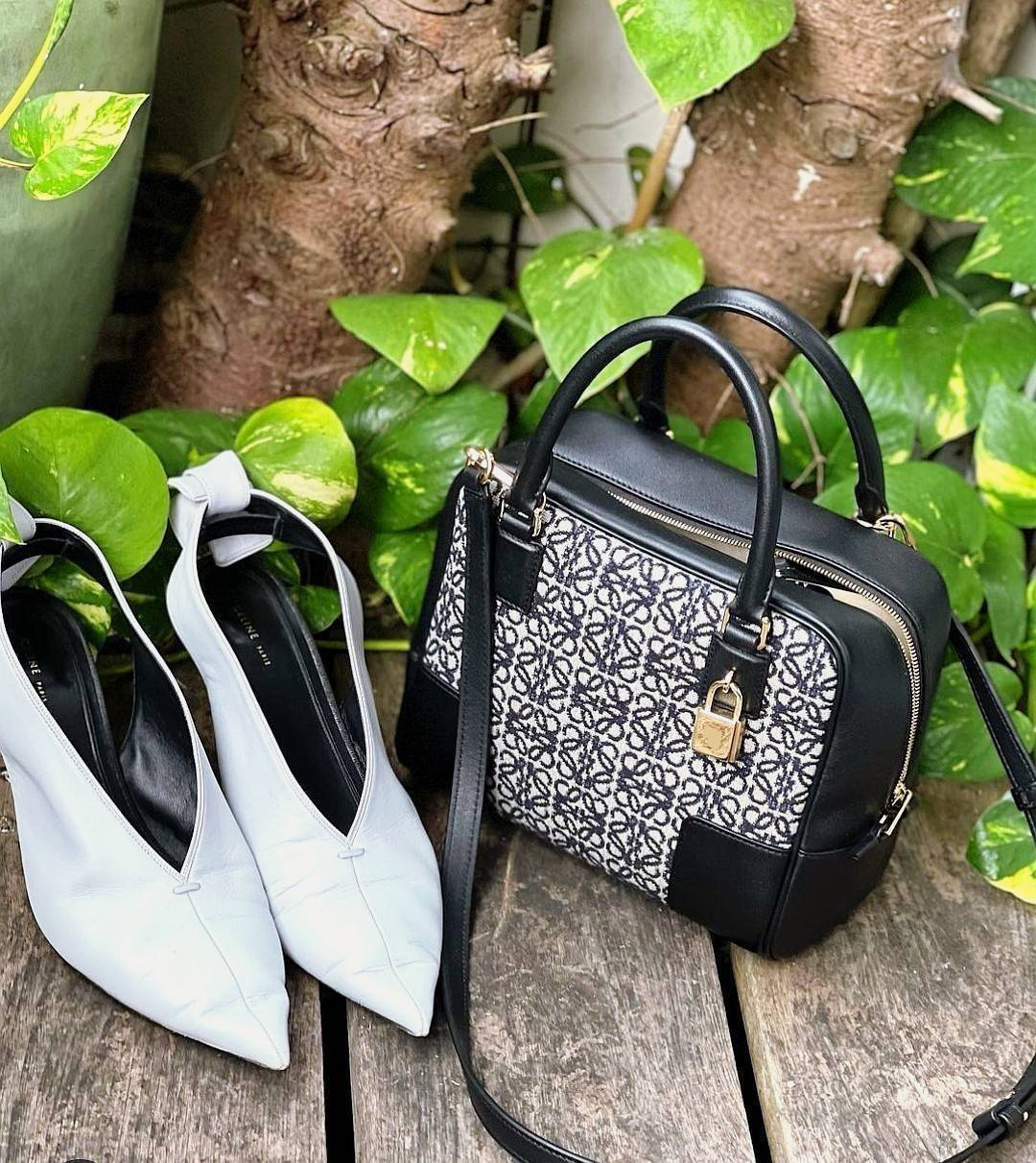 LOEWE ANAGRAM BAG VIP GIFT WITH PURCHASE (GWP) ไอเท็มใหม่! ดีไซน์สวยหรูคงเอกลักษณ์ด้วยวัสดุ Anagram Canvas Jacquard Fabric ผสมผสานหนังแท้ Calfskin ลงตัวสุดคลาสสิค เปิดปิดด้วยซิปแบรนด์อะไหล่ทองขนาดกำลังดี น้ำหนักเบา ใส่กระเป๋าสตางค์ใบยาว มือถือ ของใช้ได้เย