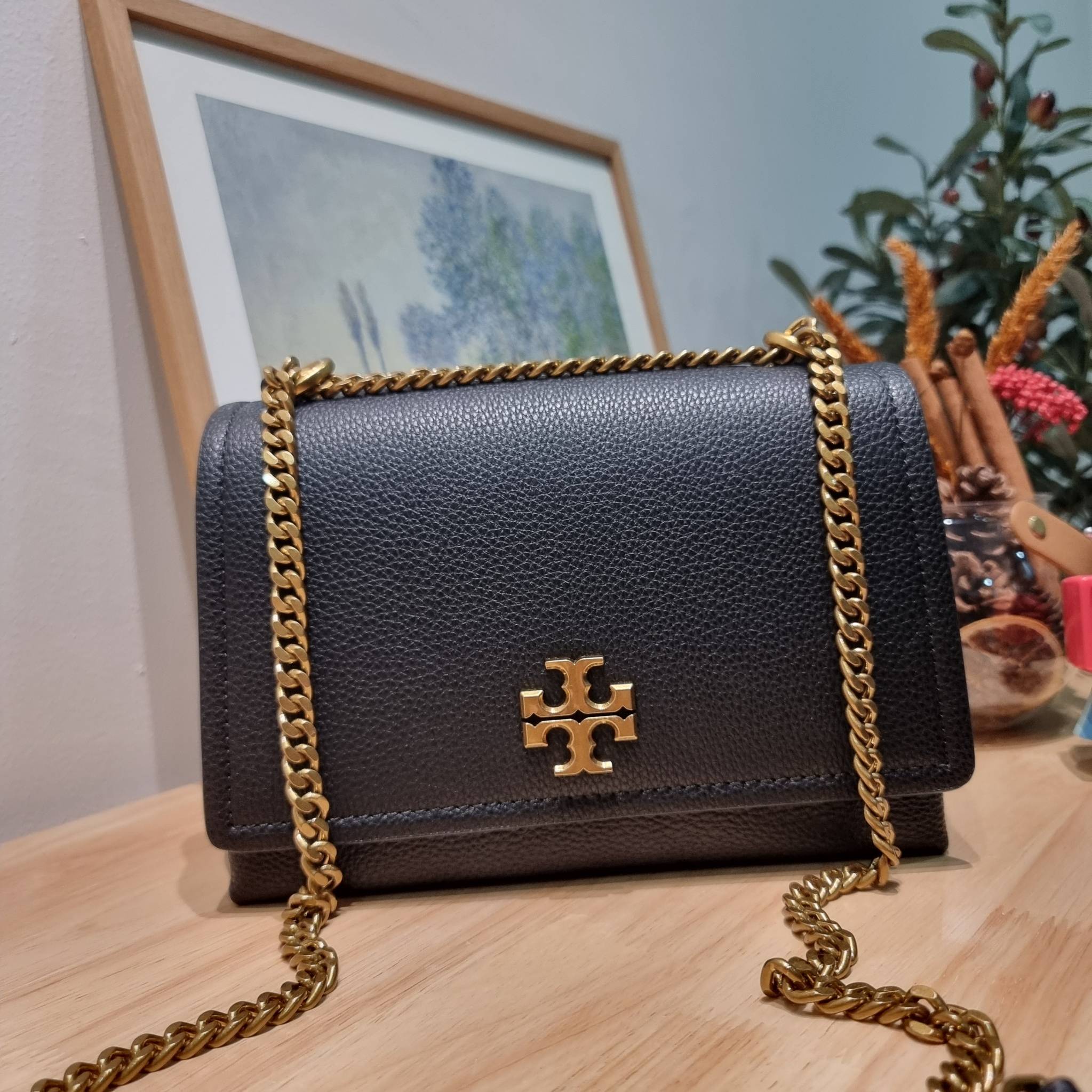 TORY BURCH LIMITED-EDITION SHOULDER BAG รุ่นลิมิเต็ด กับกระเป๋าสะพายไหล่ทรงผู้ดี ที่ผลิตมาในจำนวนจำกัด โดดเด่นด้วยอะไหล่ทองคลาสสิคหรูหรา
