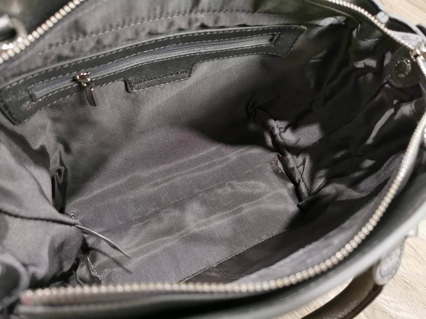 CHARLES & KEITH SAFFIANO TRAPEZE BAG กระเป๋าถือหรือสะพายรุ่นยอดนิยมดีไซน์สวยหรูวัสดุหนังคาเวียร์อยู่ทรง ด้านข้างเเต่งหนังช่องตัดดูมีดีเทล ด้านหน้ามีโลโก้ ด้านหลังมีช่องซิป เปิดปิดด้วยซิปหัวซิปแบรนด์ หูจับเเข็งแรง พับลงได้ พร้อมสายสะพายหนังปรับระดับได้ถอดไ