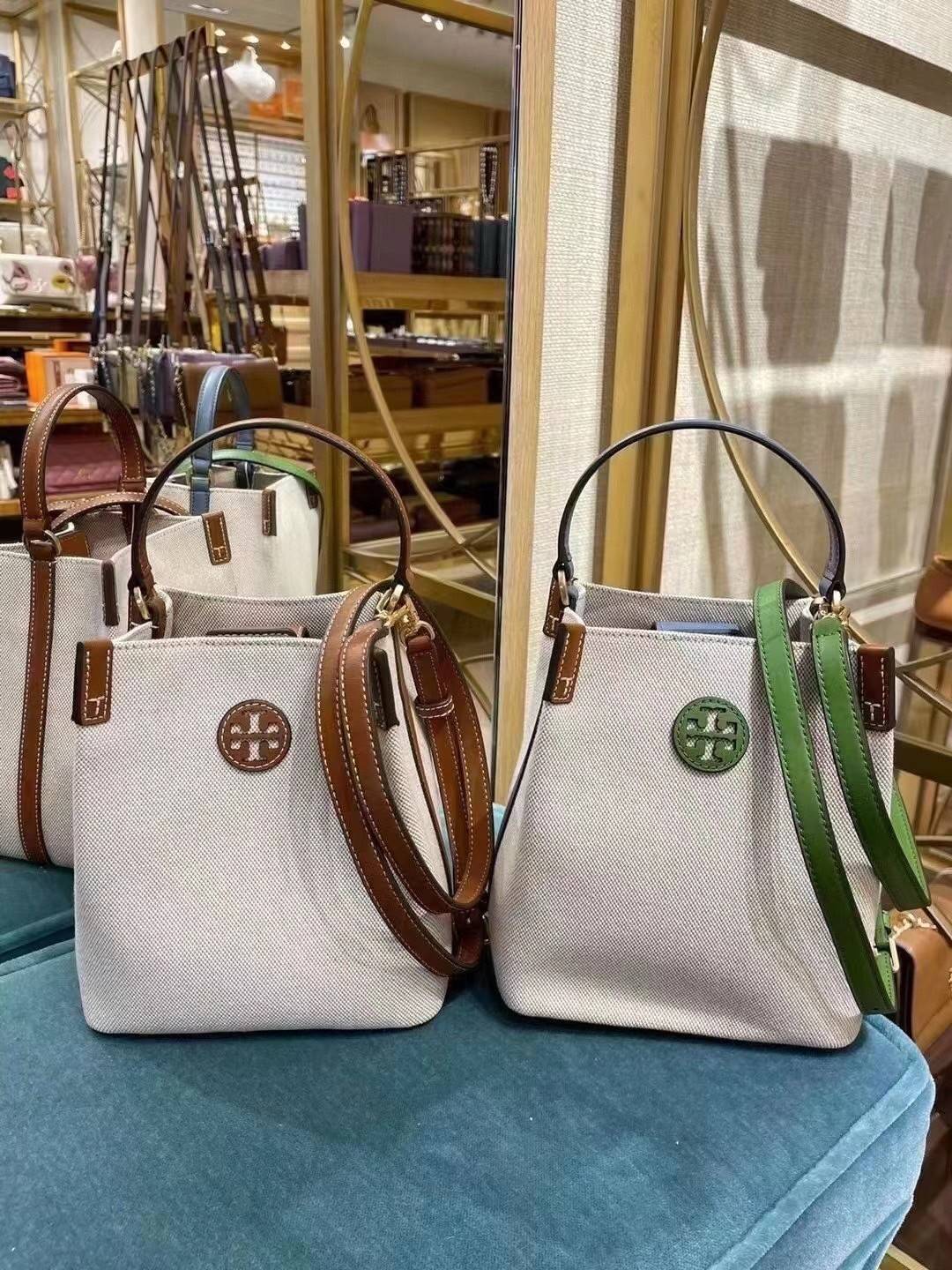 Tory Burch Blake Canvas Bucket Bag รุ่นใหม่ล่าสุด สวยไฉไลฝุดๆ แบบสวยคลาสสิค กระเป๋าทรงถัง วัสดุ Canvas สายหนังแท้ อะไหล่ทอง เปิด-ปิด ด้วยกระดุมแม่เหล็ก ด้านในโล่งมีช่องเล็กใส่โทรศัพท์ได้ น้ำหนักเบา สายสะพายถอดสายได้ crossbody ได้ ปรับระดับได้