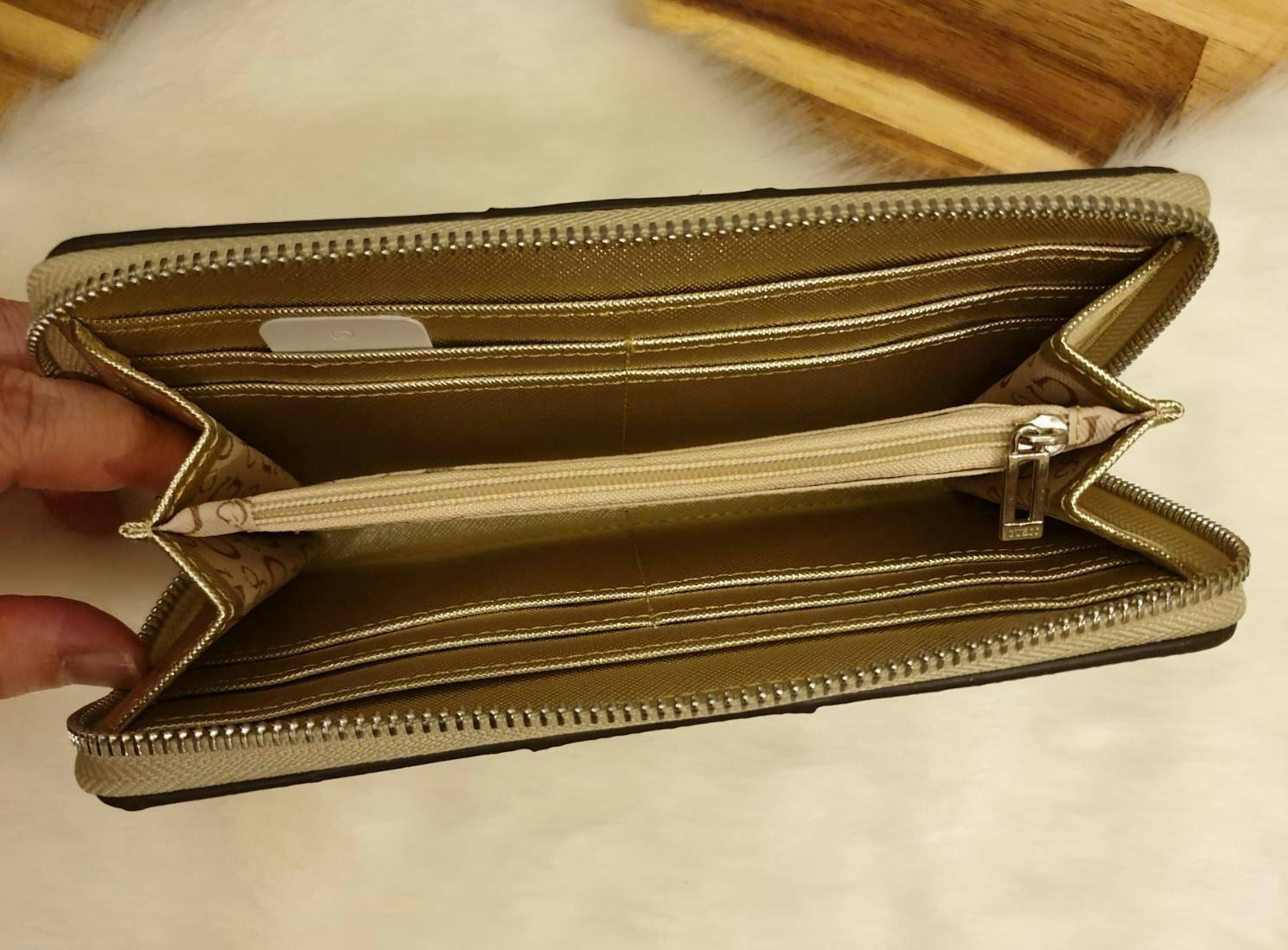 GUESS FACTORY WOMEN'S ZIP AROUND LONG WALLET กระเป๋าสตางค์หนังทรงซิปรอบลาย G ด้านหน้าติดโลโก้แบรนด์ด้วยโลหะสวยหรู ภายในมีช่องใส่ธนบัตร ช่องใส่บัตรหลายช่อง มีช่องซิปใส่เหรียญ สามารถใส่ไอโฟนพลัสได้ มีให้เลือกถึง 5 สี สวยคุ้ม น่าใช้มากๆค่า