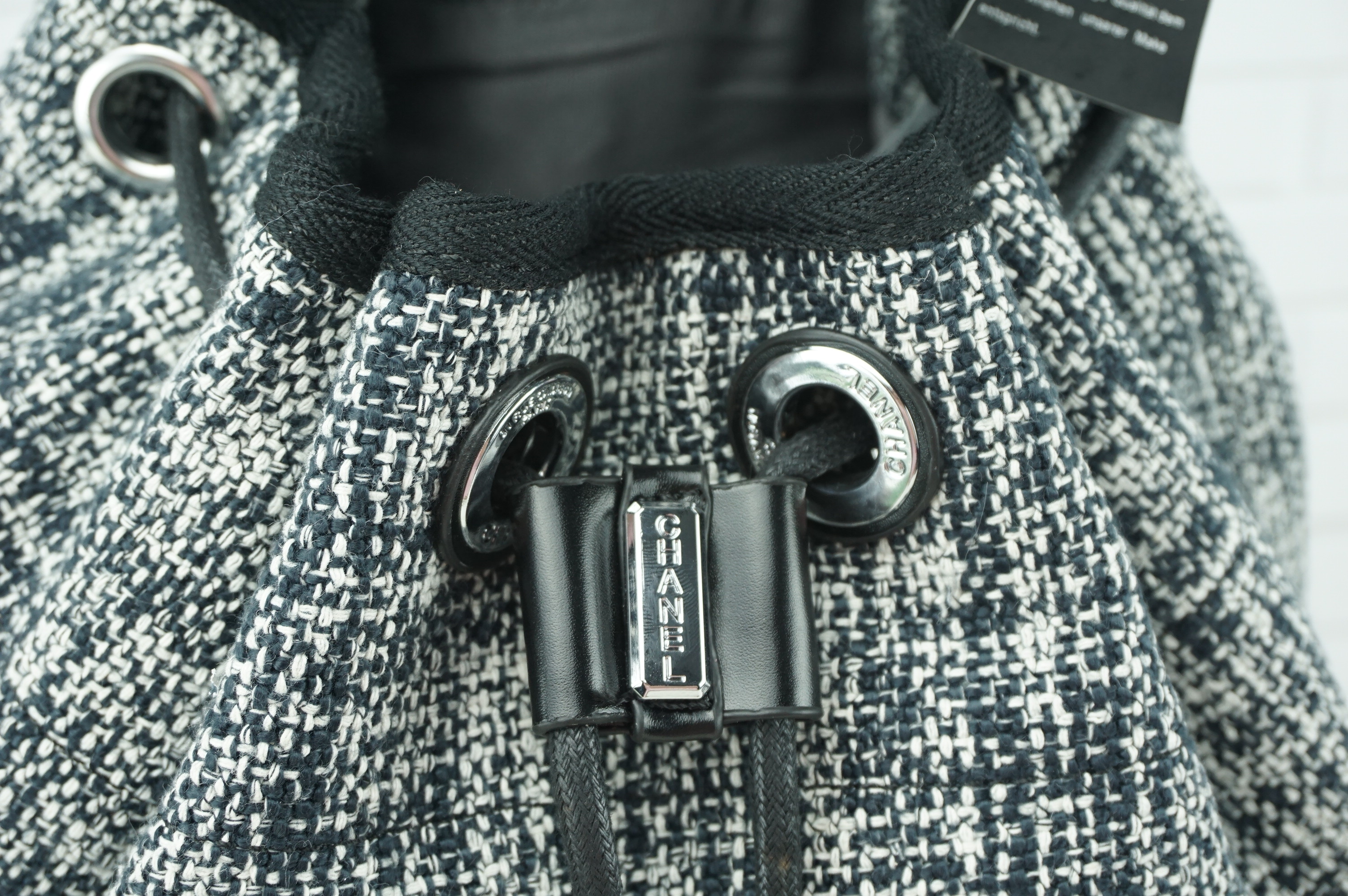 premium gift Chanel ทรงขนมจีบปักโลโก้นูน โลโก้ปัก ผ้า canvas เนื้อหนาอย่างดี มีซับใน ด้านหน้าปักโลโก้แบรนด์หรู จุดเด่นที่เป็นเป้สะพายด้านหลัง หรือสะพายด้านข้างก็ได้