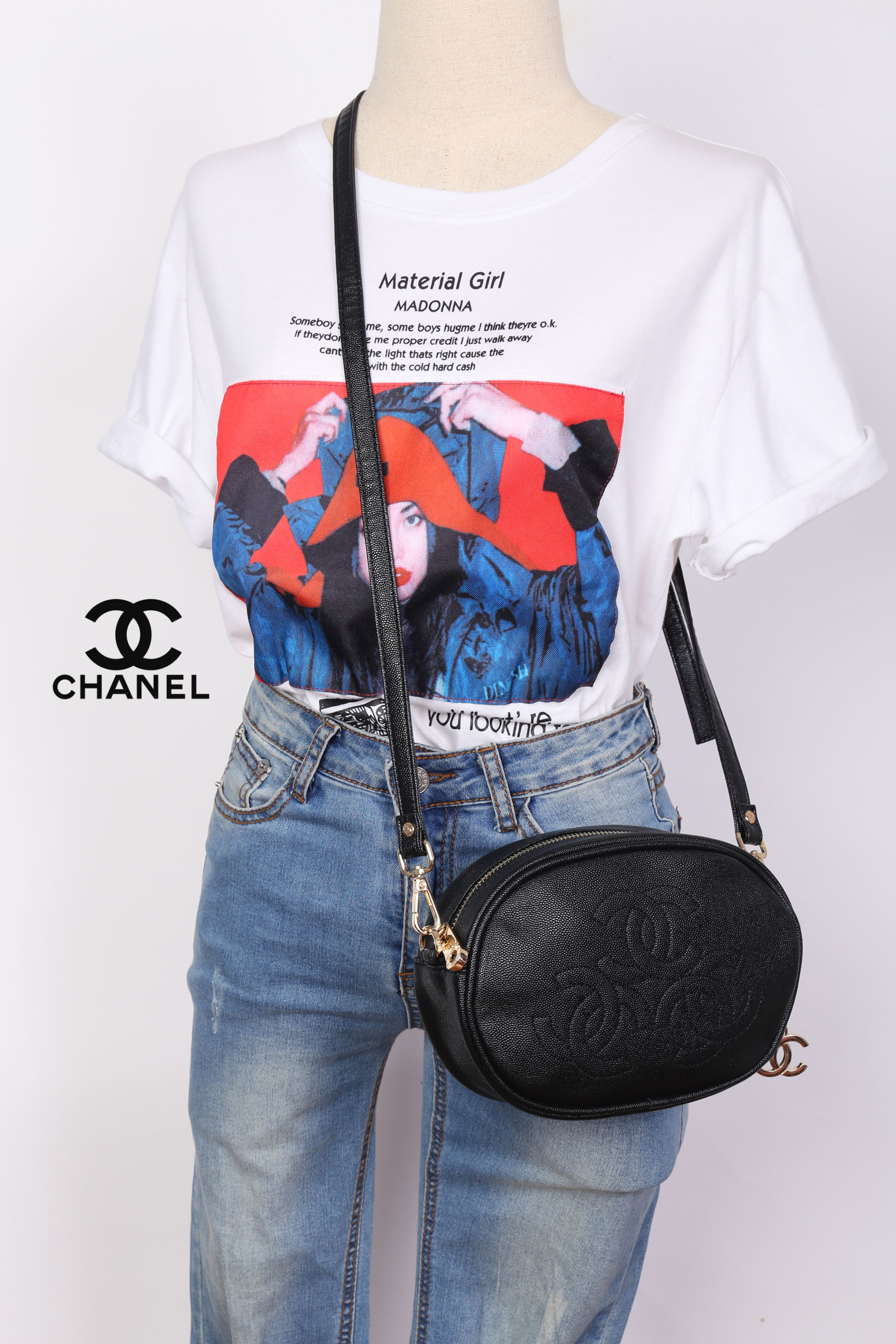 CHANEL waist and crossbody bag with 2 straps / Chanel Belt Bag กระเป๋าสะพาย หรือคาดเอวด้วยเข็มขัด วัสดุทำจากหนังพรีเมี่ยมลายคาเวียร์ทั้งใบด้านหน้ามีโลโก้แบรนด์