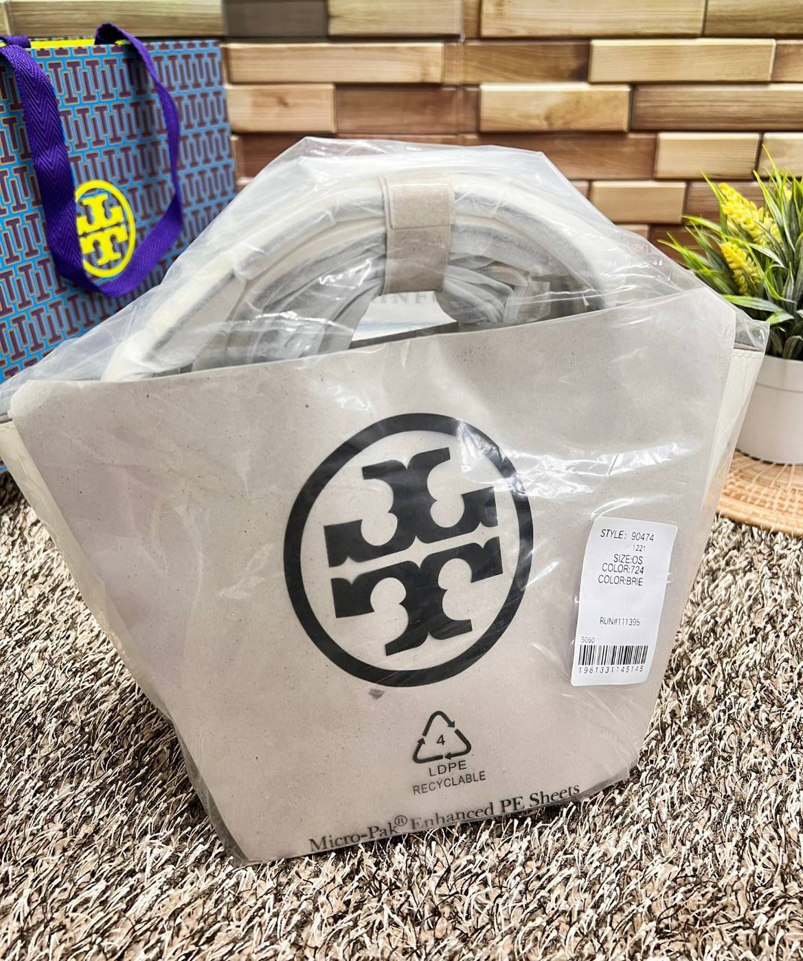 TORY BURCH MCGRAW DRAGONFLY MINI SATCHEL ((90474)) พร้อมส่งที่ไทย แนะนำต้องมีติดตัว สวยมากๆ! กระเป๋าหิ้วหรือสะพายข้างได้ หนังแกะนิ่มสวย อย่างดีเลยค่ะ ดีเทลด้านหน้าแบบหูรูด ปากกระเป๋าเปิดปิดแบบกระดุมแปลก ภายในโล่งกว้าง ใส่ของได้ครบครันหายห่วงค่ะ; มีช่องให้