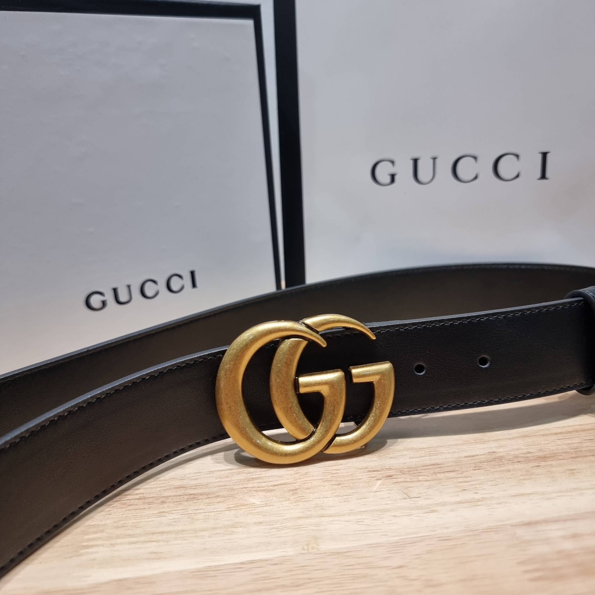 GUCCI BELT / GG belt 3.5cm เข็มขัดสีดำสุดคลาสสิค รุ่นโลโก้ ใหญ่ เรียบง่าย ผู้ดี เป็นซิกเนเจอร์ ด้วยดีไซน์ double buckle อะไหล่สีทองวินเทจ ทำให้ใช้งานเป็น everyday use ได้เลย วัสดุหนังสวย พร้อมออริจินัล box ที่สุดของการคอมพลีทลุทด้วยเข็มขัดเส้นนี้เส้นเดียว