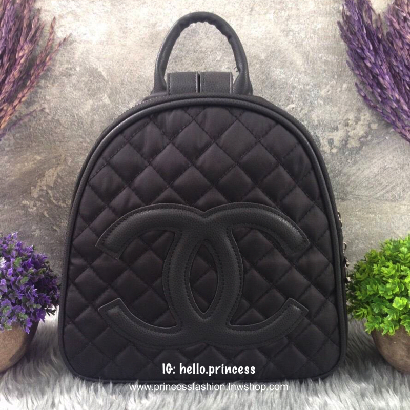 Chanel Backpack (S) กระเป๋าเป้ size mini VIP. gift ของแท้ จาก counter chanel ขนาดกำลังน่ารัก วัสดุ pu. ลายตารางหนังนิ่ม ด้านหน้ามี logo brand เปิดปิดแบบซิป แบ่ง 2 ช่องใหญ่ ภายในกว้าง ใส่ wallet ยาว, mini iPad ได้ มาพร้อมสายสะพายยาว ปรับได้ค่ะ
