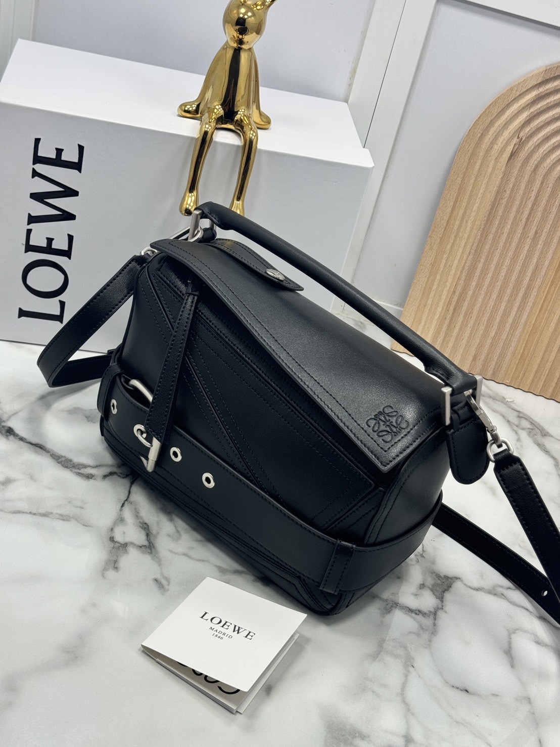 ORI หนังแท้ | Loewe Small Puzzle Biker bag in shiny Leather 24cm กระเป๋าสะพายทรงกล่องพัซเซิล รุ่นใหม่ล่าสุด คล้ายเข็มขัดด้านหน้าสวยเท่โดดเด่นสไตส์ไบเกอร์ ด้วยเส้นสายเรขาคณิตอันโดดเด่นและรูปทรงลูกบาศก์
