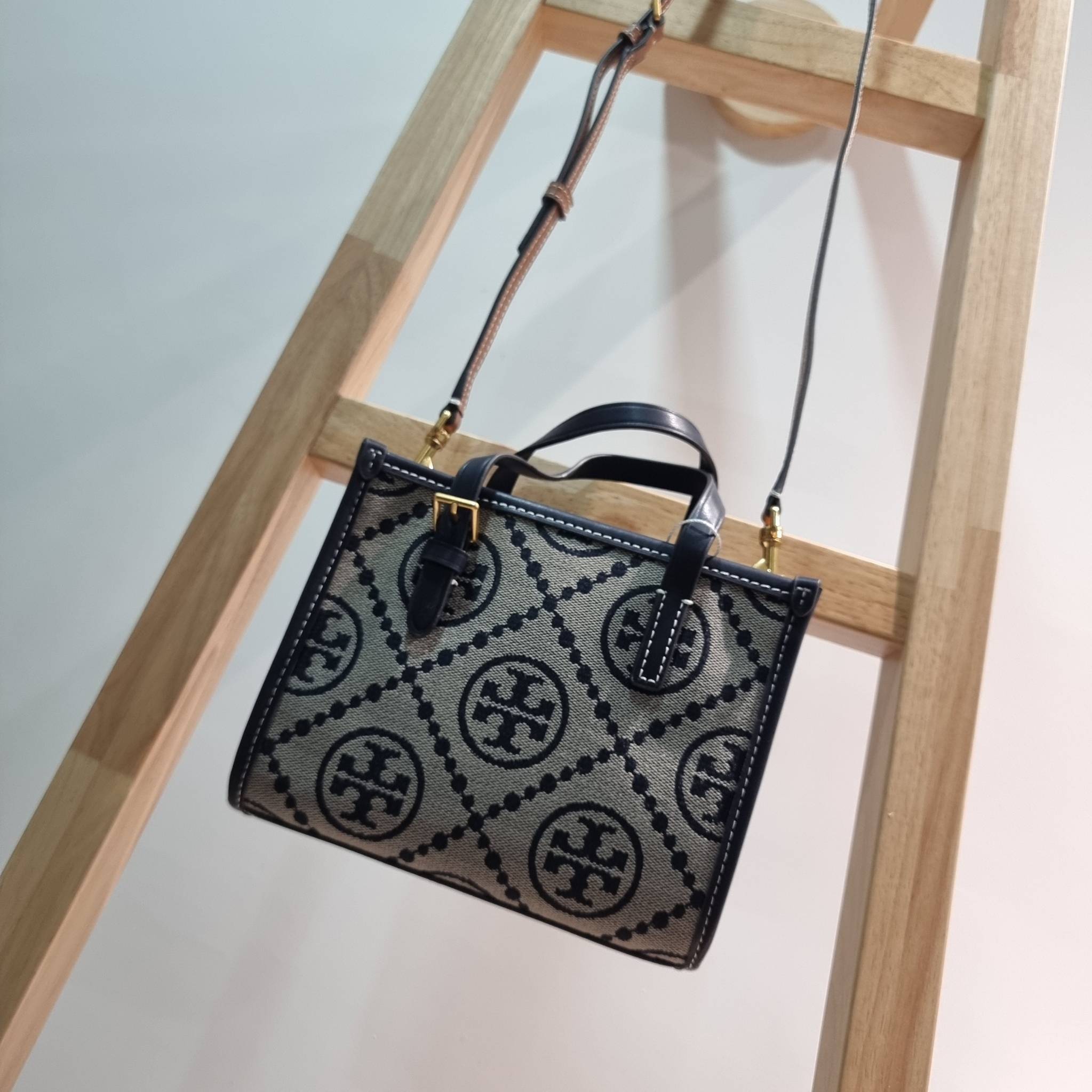 TORY BURCH MINI T MONOGRAM SQUARE TOTE รุ่นใหม่ล่าสุด คิ้วท์กว่าใคร! กับไอเท็มโมโนแกรมสุดฮิต กระเป๋าทรงโท้ทไซส์มินิ น่ารักน่าใช้มากๆ ให้คุณได้เพลิดเพลิน และคล่องตัวมากๆ