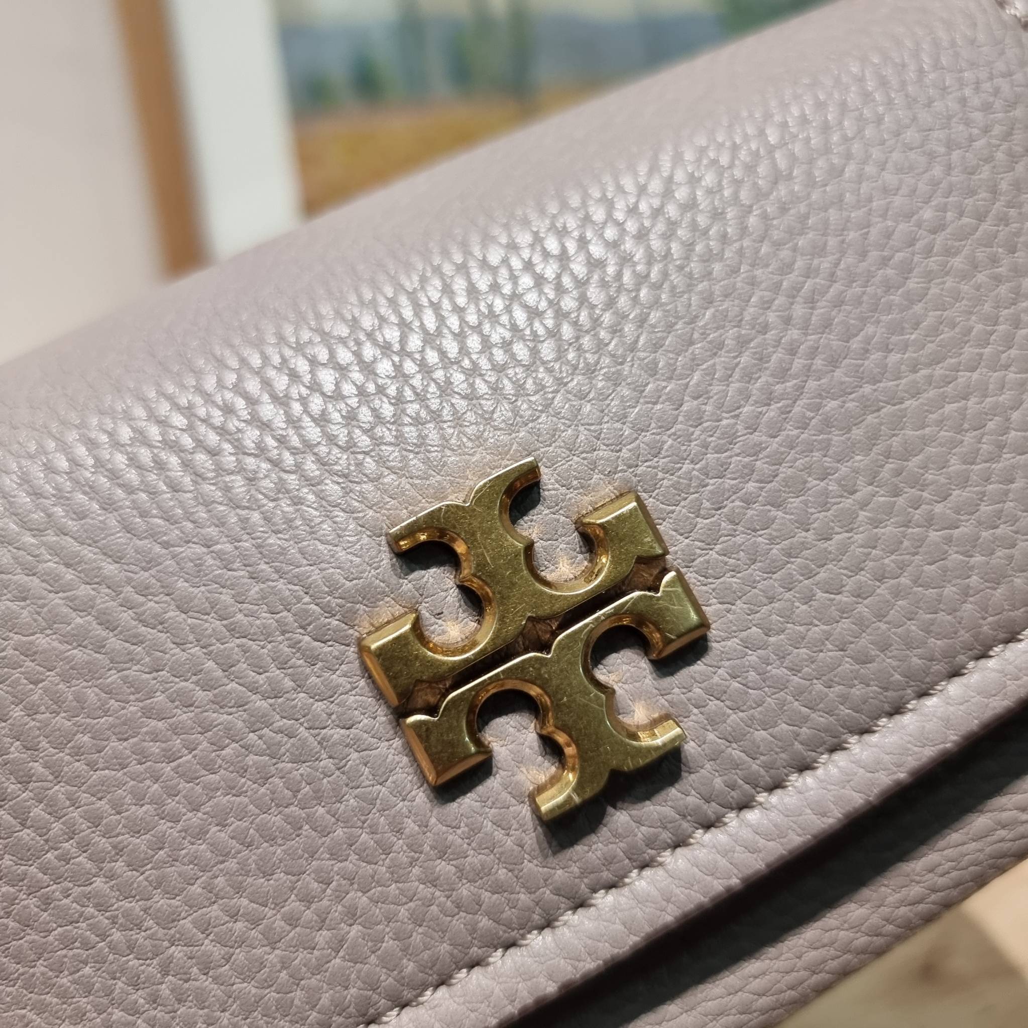 TORY BURCH LIMITED-EDITION MINI BAG รุ่นลิมิเต็ด ที่ sold out ไปแล้วหลายช็อป มีมาให้ช้อปที่นี่! กับกระเป๋าสะพายข้างทรงผู้ดี ไซส์มินิ ที่ผลิตมาในจำนวนจำกัด โดดเด่นด้วยอะไหล่ทองคลาสสิคหรูหรา และสายสะพายโซ่สลับหนัง ทำให้สะพายได้โดยไม่เจ็บไหล่