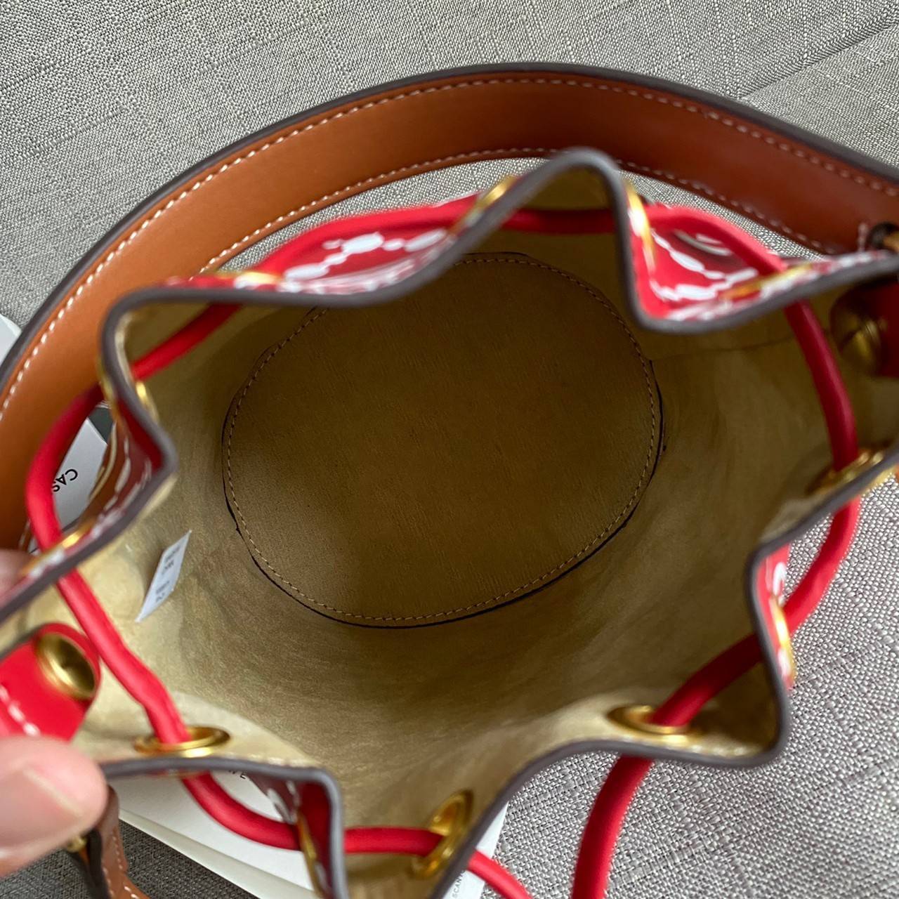 TORY BURCH T Monogram Embroidered Mini Bucket Bag ถูกหรือแพงต้องแดงไว้ก่อนเลยค่ะ ^^ กระเป๋าทรงบักเก็ตใบเล็กน่ารัก สุดหรูหรา ทรงสวย โด่ดเด่นลายพิมพ์ monogram วัสดุหนังอย่างดี เปิด-ปิดแบบหูรูด ล็อดด้วยปุ่ม อะไหล่ทองสวยงาม มาพร้อมสายยาว ปรับสายได้ ถอดสายได้ 