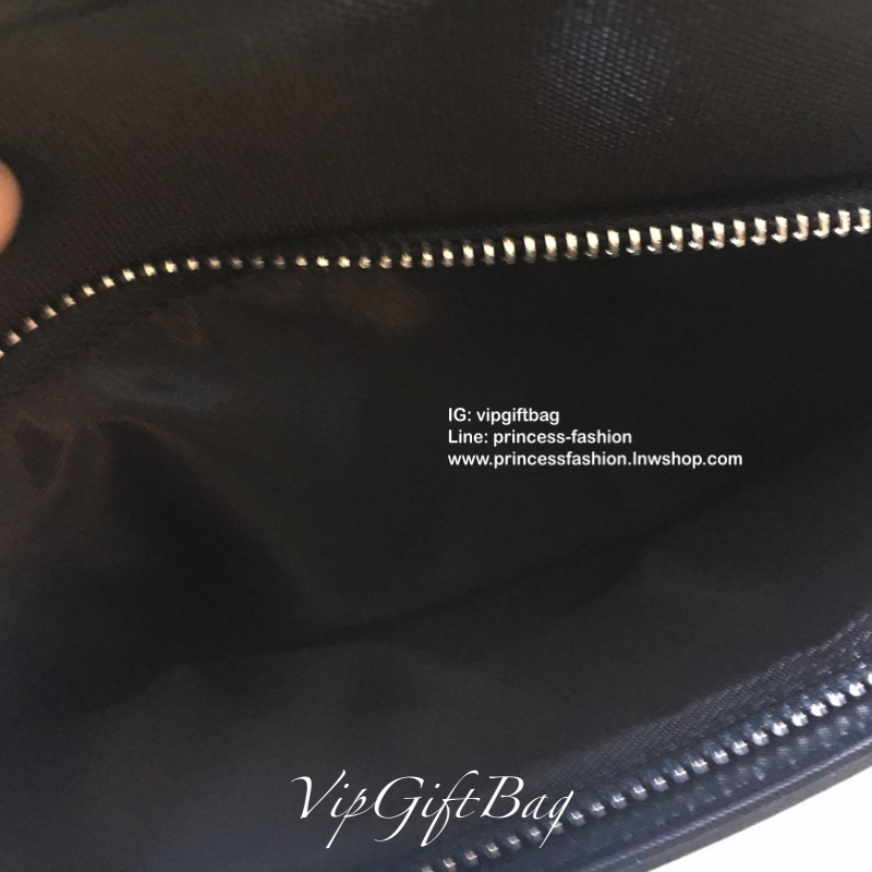 New Must Have For Men 👍👍 กับงานพรีเมี่ยมกิ้ฟแบรนด์ดังอย่าง prada ทรง messenger ทรงยอดฮิต สำหรับท่านชาย เนื้อผ้า Polyester ขนาดใหญ่ จุของได้มาก ใส่ipad labtop หนังสือ ได้หมดคะ เปิดปิดด้วยซิปอะไหล่เงิน บุด้วยผ้าสีดำปั้มแบรนด์ สวยงามมากคะ อะไ