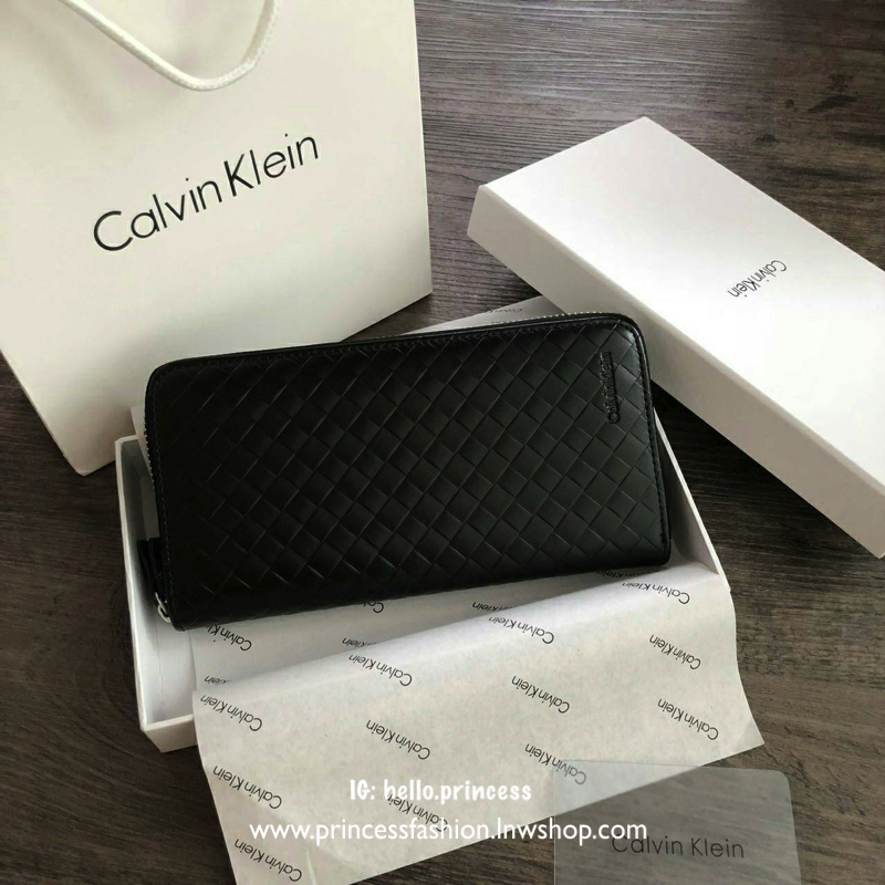 Calvin Klein Long Wallet กระเป๋าสตางค์ใบยาวซิปรอบ ภายในมีช่องใส่ธนบัตร ช่องใส่บัตรหลายช่อง และช่องซิปสำหรับใส่เหรียญ จะมอบเป็นของขวัญหรือใช้เองก็แนะนำเลยค่ะ