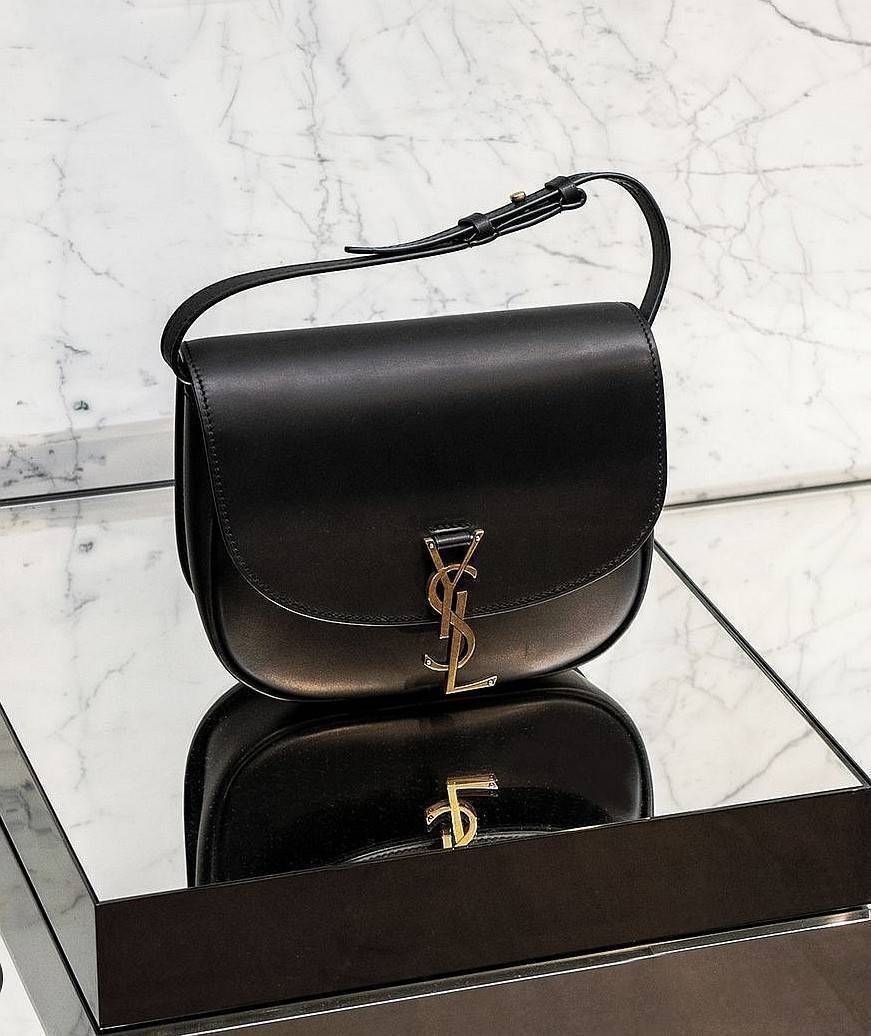 VIP 🥂 สีใหม่พร้อมส่ง! Saint Laurent Kaia Small YSL Plaque Leather Cross Body Bag / YVES SAINT LAURENT YSL BAG VIP วัสดุ Calfskin หนังเรียบอยู่ทรงเปิดปิดด้วยฝาปิดโลโก้แบรนด์อะไหล่ทอง ภายในโล่งมีโลโก้และช่องย่อยสามารถใส่มือถือของใช้จุกจิกได้เยอะ สาย