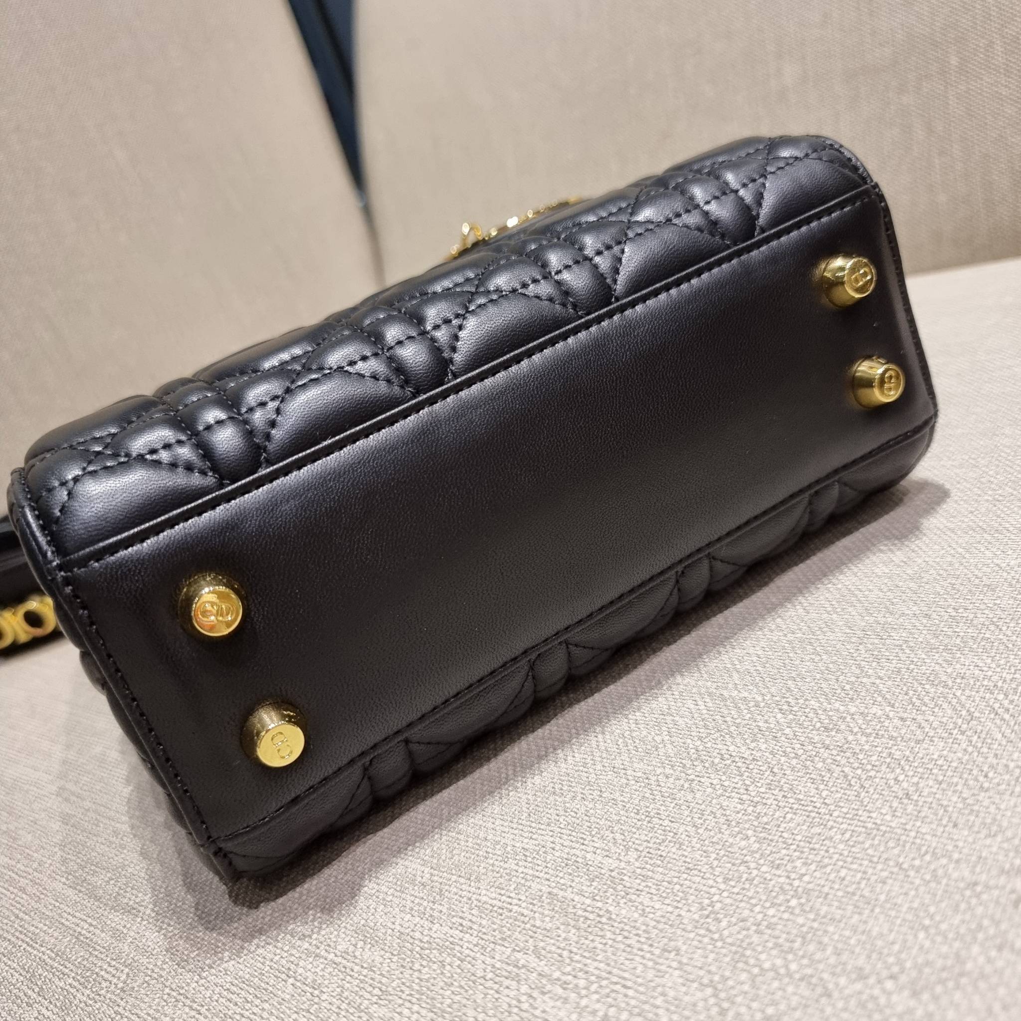 DIOR CD LADY BAG กระเป๋าสะพายข้างพรีเมี่ยมกิ๊ฟสุดฮอต ดีไซน์เรียบง่าย แต่แฝงไปด้วยความหรูหรา ทรงกล่องคลาสสิค โดดเด่นด้วยพวงกุญแจอะไหล่สีทอง วัสดุหนังแท้ มีหูจับในตัวและสายครอสบอดี้สุดเลิศ ที่มาพร้อมอะไหล่ฟอนท์สีทองเรียงร้อยในสายหนัง แต่งเติมดีเทลอัพราคาไปอ