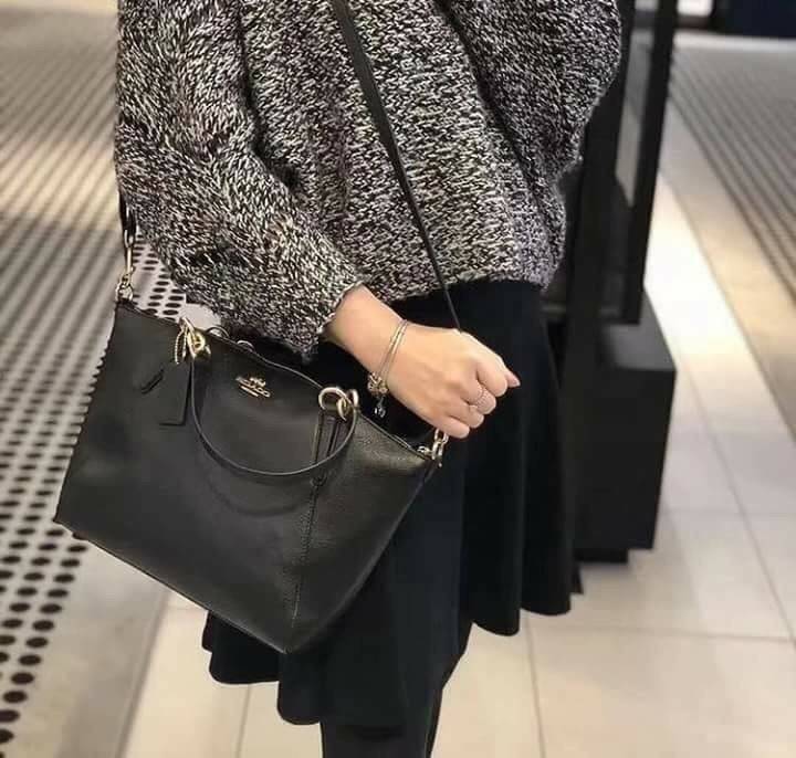 COACH F36675 SMALL KELSEY SATCHEL กระเป๋าถือ/สะพายข้าง ทรงพัดรุ่นคลาสสิค ขายดีทุกรอบ ด้วยรูปทรงที่สวย ใช้งานง่าน มีหูจับในตัว และสายครอสมาให้ วัสดุหนัง pepble สัมผัสดี (หนังจะมีรอยกดทับบ้าง ใช้งานเรื่อยๆหนังจะฟูขึ้นปกติ) เปิด-ปิดด้วยซิป รูดใช้งานง่าย ภายใ