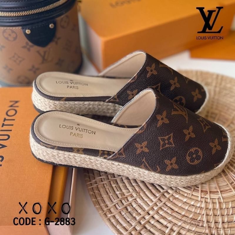 Louis Vuitton รองเท้างานสวม ส้นเสมอ มีส้นเล็กน้อย กำลังใส่สบาย ด้านหน้ากว้าง วัสดุหนังลายแบรนด์ แต่งปอหวายรอบส้น สวย เก๋ งานเรียบร้อย น้ำหนักเบา