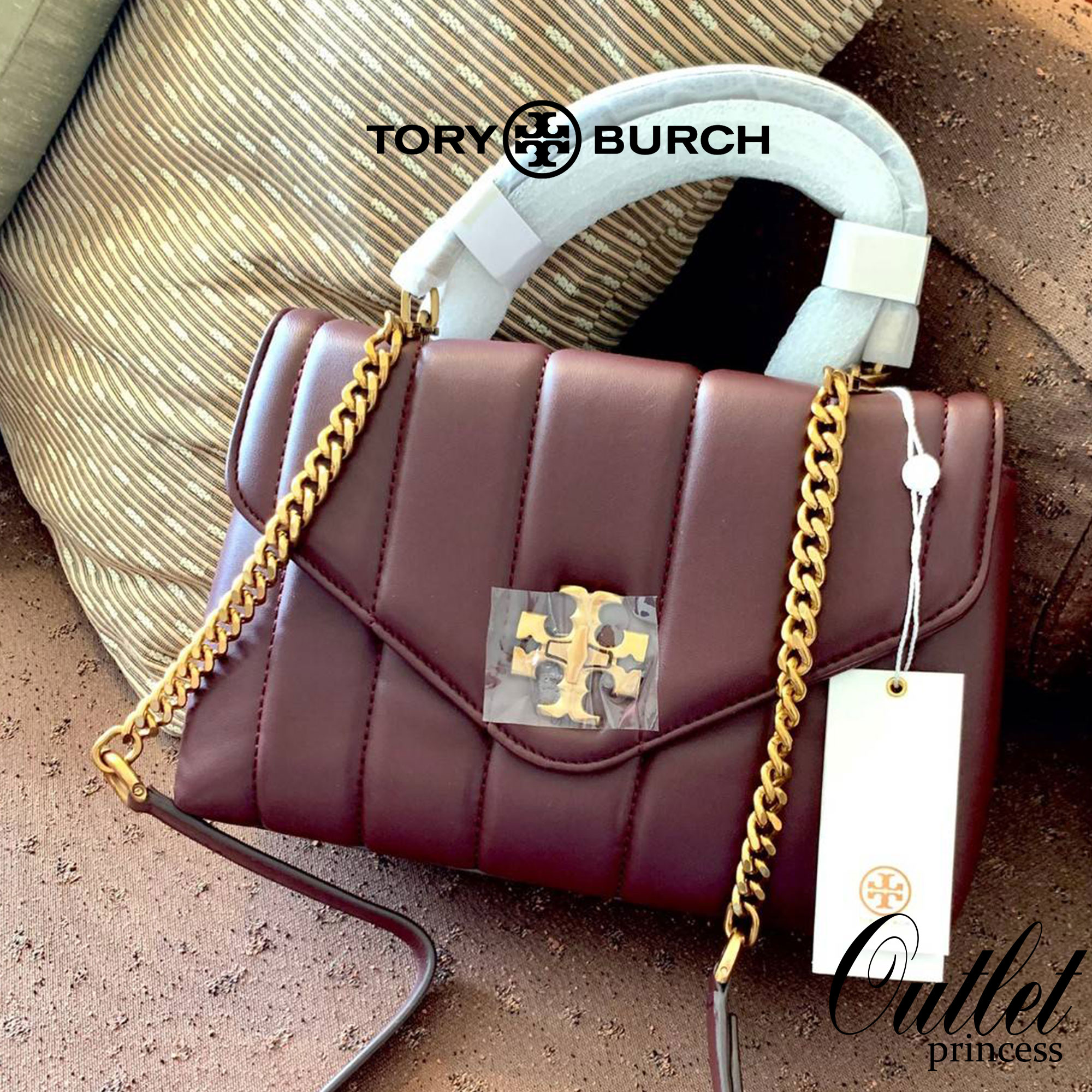TORY BURCH KIRA QUILTED SMALL BAG พร้อมส่งที่ไทย ไม่ผิดหวังแน่นอนค่ะ! กระเป๋าหิ้วหรือสะพายข้างได้ วัสดุหนังแกะแท้ทั้งใบ ((หนังแกะจะมีคุณภาพดีเงานิ่มและแพงกว่าหนังวัวจ้า)) หนังนิ่มสวยงามมากๆค่ะ เปิดปิดกระเป๋าแบบหมุนล็อคแบบโลโก้แบรนด์ ใช้อะไหล่คลาสสิคดูหรูเ