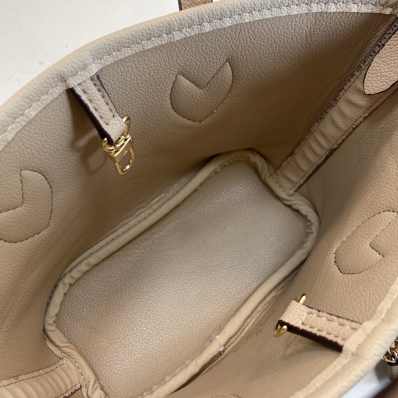 LV Neverfull Bandoulière Inside Out BB Bag กระเป๋าทรงโท้ทไซส์เล็ก พร้อมใบลูกพิมพ์ลายแบรนด์สุดไอคอนิก ดีไซน์ใช้งานได้ทั้งสองด้าน ด้านหนึ่งรังสรรค์จาก Monogram แคนวาสเป็นเอกลักษณ์