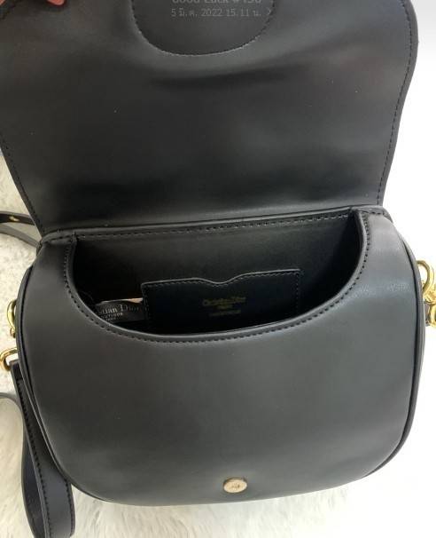 Dior Bobby Bag (GWP) พรีเมี่ยมกิ้ฟ Limited Edition วัสดุหนังแท้ Calfskin อะไหล่ทอง กระเป๋าหรูยอดฮิต ดีไซน์เป็นทรงโค้งเรียบหรูแบบโบฮีเมียนนิดๆ ด้านหน้าประดัลโลโก้ CD เด่นชัด ตอกย้ำความเป็นแบรนด์หรู Christian Dior แมทกับชุดได้ง่าย ใช้ได้ทุกวัน ทั้งสะพายไหล่