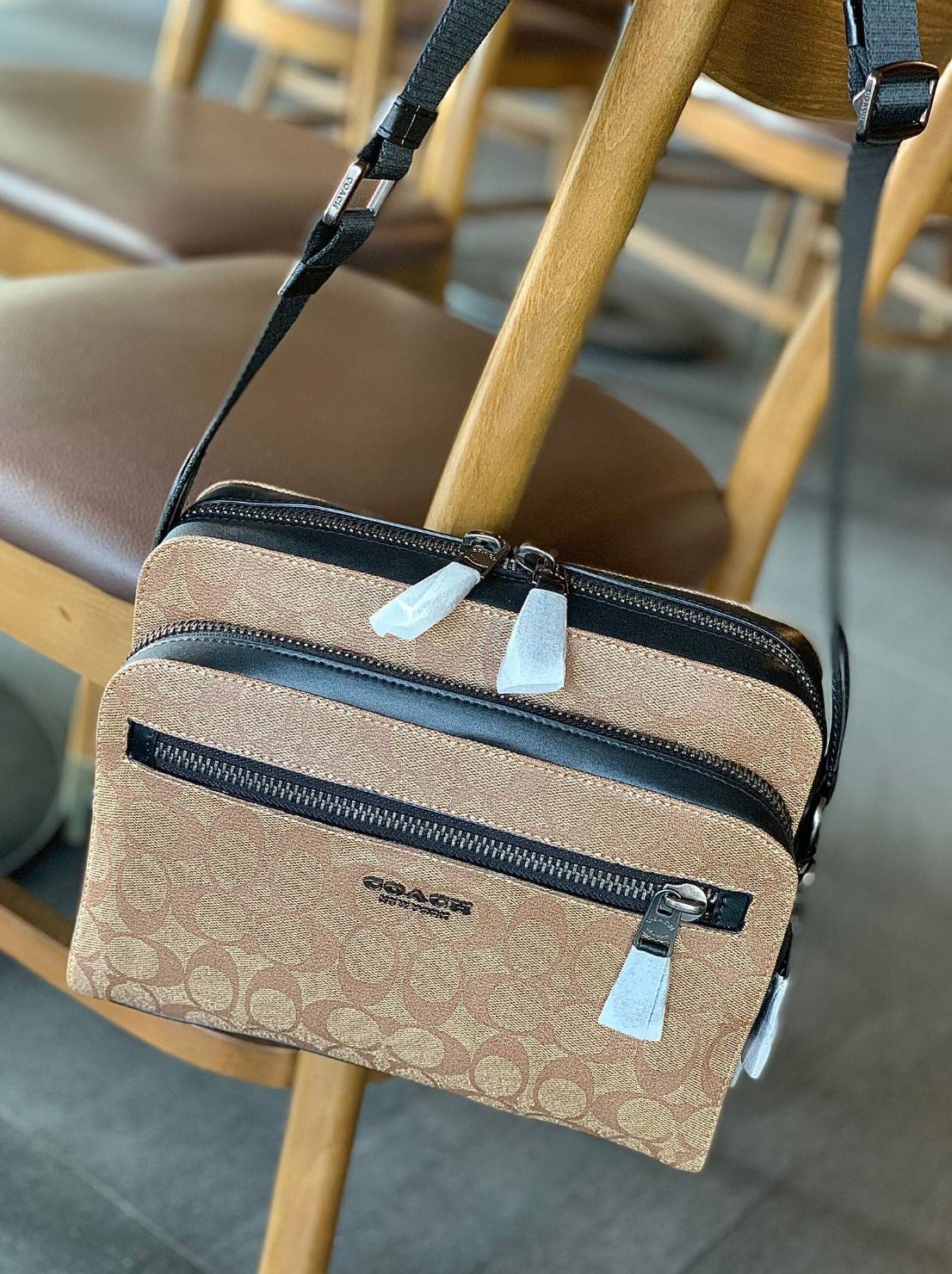 พร้อมสีออกใหม่ ห้ามพลาดค่าา!! COACH WEST CAMERA BAG IN SIGNATURE ((91485)) 🔺กลับมาตามคำเรียกร้องค่าา! กระเป๋าสะพายผู้ชาย((ผู้หญิงก็ใช่สวยทีเดียวค่ะ😘)) หนังแท้ ล่ยหนังCanvasสวยค่ะ มีช่องซิปหน้า//ช่องซิปกลางกว้าง//ช่องหลักแบบซิปคู่ ใส่สัมภาร