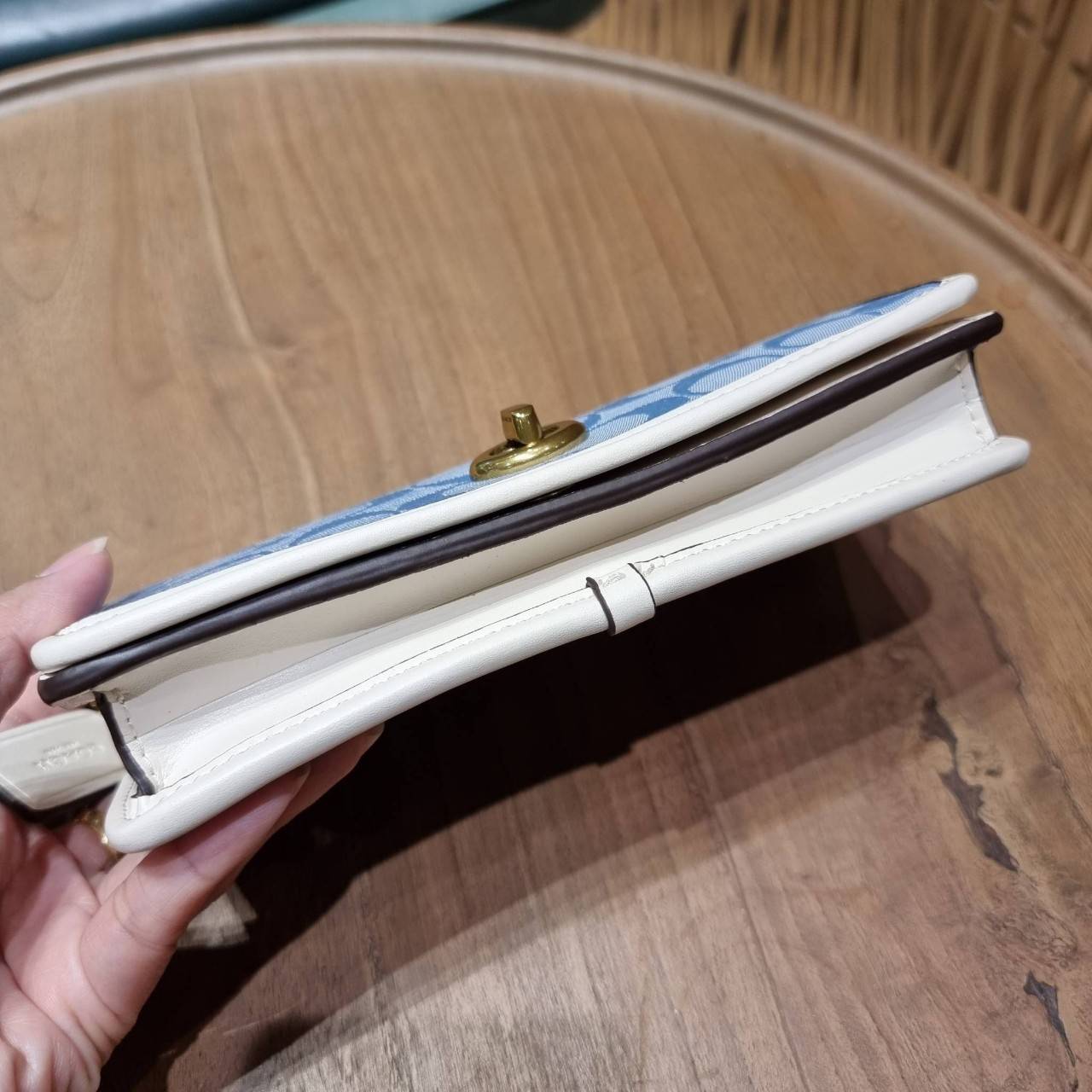 COACH C3824 FOLDOVER CROSSBODY CLUTCH IN SIGNATURE JACQUARD คลัทช์เก๋ๆที่สาวๆตามหา 2IN1 ไปอีกหนึ่ง!! กระเป๋าสะพายทรงคลัชท์ ใช้งานได้ถึง 2 แบบ จะพกเดี่ยวๆแทนกระเป๋าสตางค์ หรือคล้องสายสะพายข้าง สะพายชิคๆคูลๆ ก็ได้อีก มันดีงามมากทุกสี เพราะความละมุนของผ้า ja