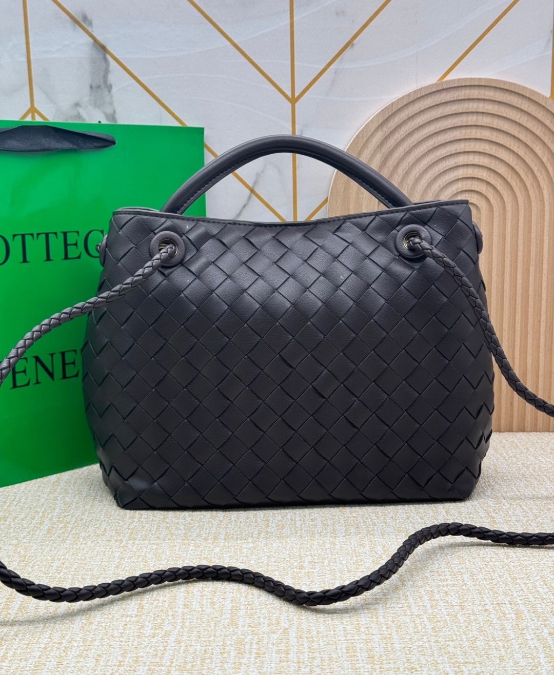 BOTTEGA Small Andiamo Top handle bag 28cm / BOTTEGA Tote Bag กระเป๋าสะพายดีไซส์สาน วัสดุเดนิมคอตตอนรุ่นใหม่ สวยงามเป็นเอกลักษณ์ เกรดออริ 1:1 ใช้งานต่างประเทศได้