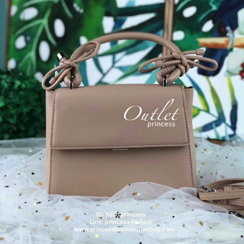 CHARLES & KEITH DOUBLE BOW LEATHER TOP HANDLE SNAKE PRINT BAG กระเป๋าถือ/สะพายใบน่ารัก ขนาดกำลังดี หูหิ้วแต่งโบว์น่ารัก เปิดปิดด้วยตัวกดล็อก ด้านในจุของพอสมควรเลยค่ะ ใส่ iPhone plus /กระเป๋าเงินใบกลางได้ มีสายสะพายยาวถอดและปรับสายได้ 1 เส้น รุ่นนี้น่ารักจ