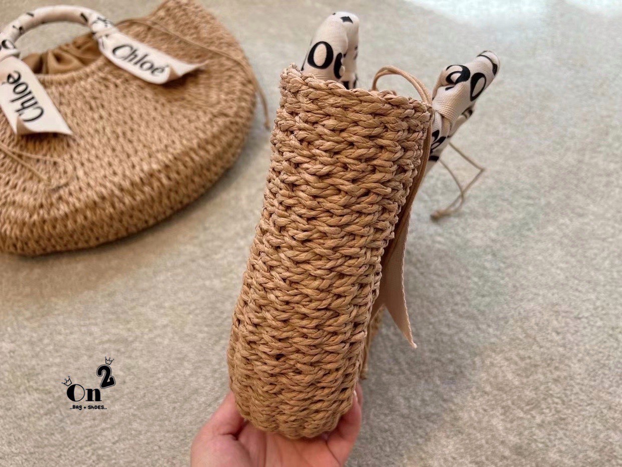 Chloe Straw Handbag Summer Beach Weave กระเป๋าสานสไตล์มินิมอล ซับในผ้าอย่างดี มาพร้อมผ้าผูกหูกระเป๋า สวยลงตัวรุ่นนี้ไม่ควรพลาดน้า สวยปังไม่ไหว ภาพสินค้าถ่ายจากงานขายจริง น่ารักมากค่ะ