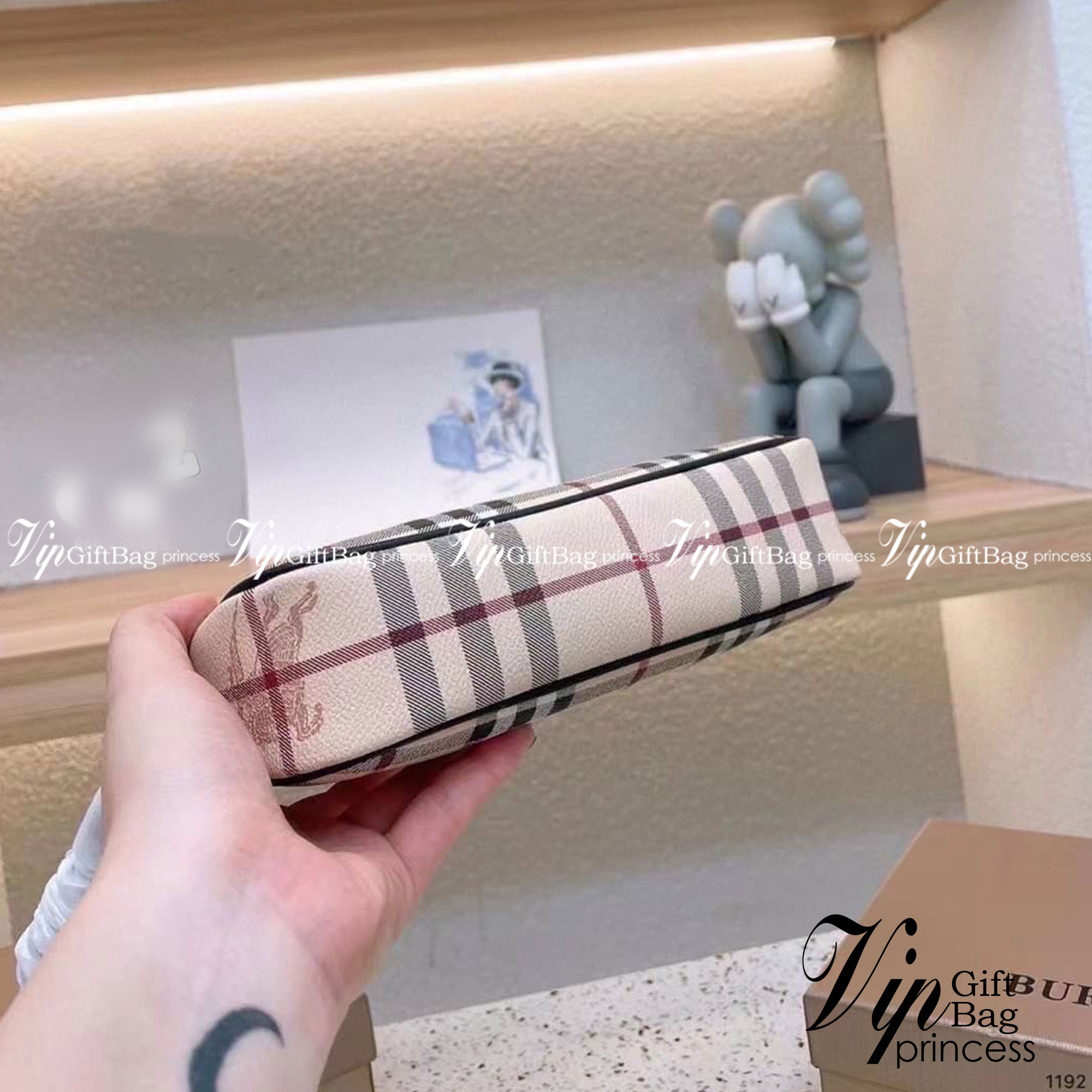 Burberry Vintage Bag / Burberry Nova Check Small Shoulder Bag พร้อมส่งที่ไทย กระเป๋าสะพายไหล่ Vintage Check ที่ถือว่าเป็นสัญลักษณ์อันเก่าแก่ของแบรนด์ ภายในเป็นช่องโล่งกว้าง และมีคุณสมบัติการใช้งานที่ครบครัน