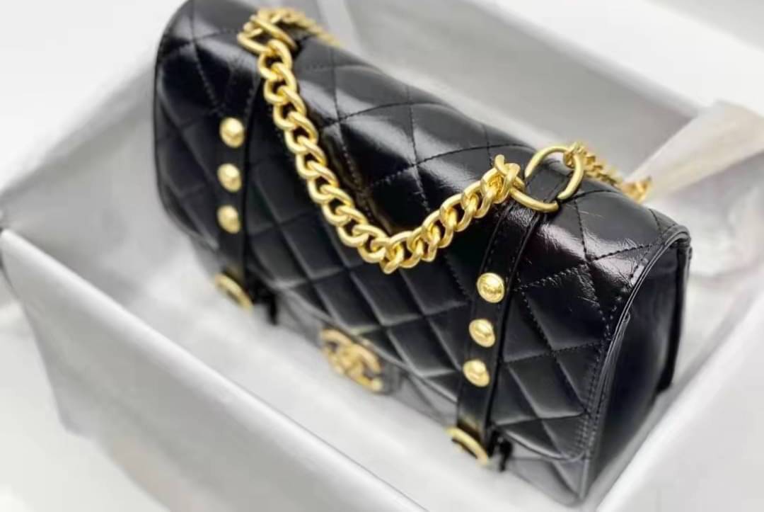 Chanel อเนกประสงค์ รุ่น Limited edition ลายตาราง ปักหมุดอะไหล่ทอง หนังแท้ น้ำหนักเบา มีช่องใส่ของจุกจิก เปิดปิดด้วยฝาปิดกระดุม มีช่องใส่บัตร ช่องซิป ช่องหลัง ใส่กระเป๋าสตางค์ใบยาว ได้ค่ะ ตัวจริงสวยมากๆถูกใจรีบจองนะคะ ใส่มือถือได้ทุกรุ่น สายสะพายโซ่+หนัง แ