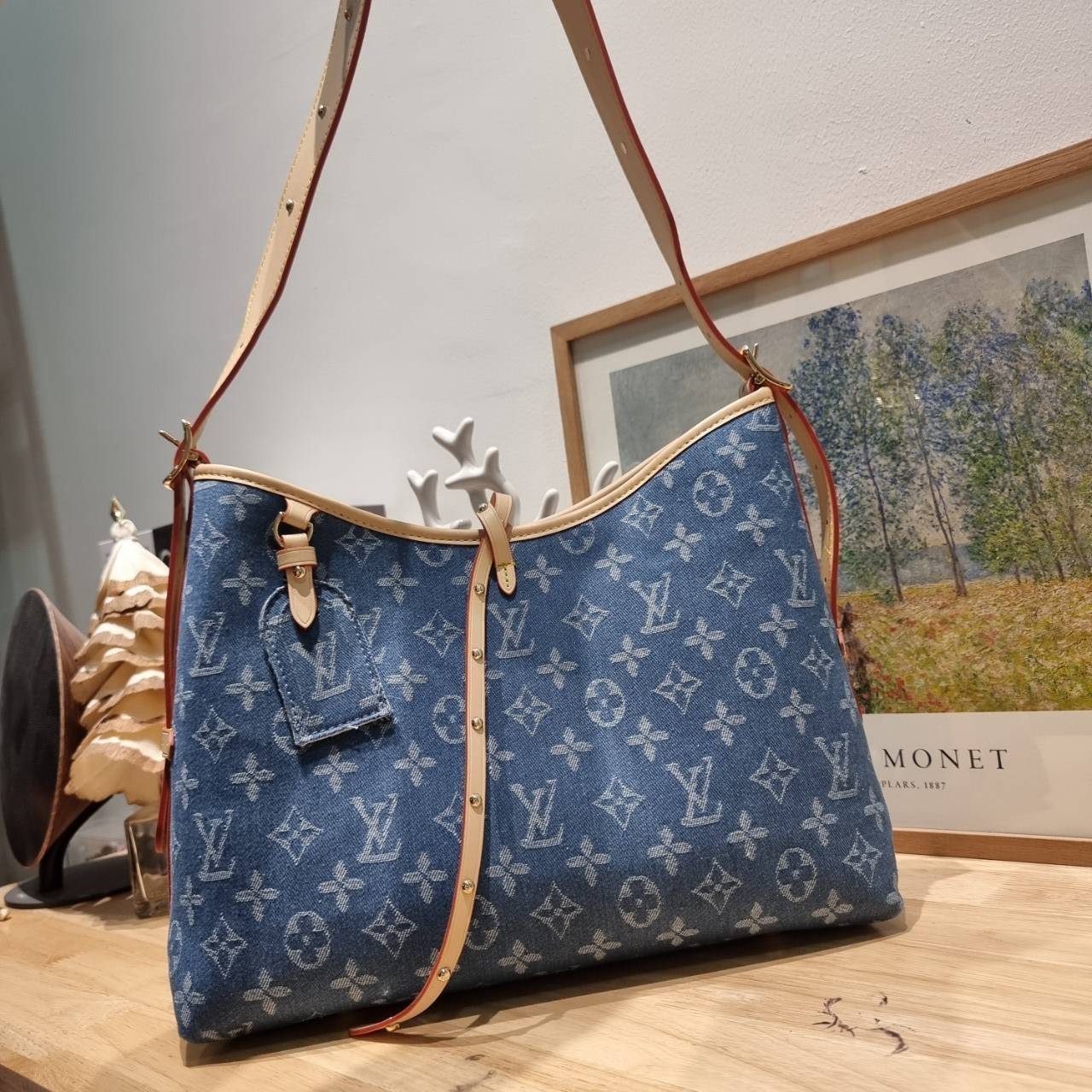LV Monogram Denim Carry /LV CARRYALL DENIM BAG ใหม่ล่าสุด สไตล์เดนิมสุดชิค รุ่นลิมิเต็ดที่สาวๆตามหา กระเป๋าสะพายไหล่ทรงสวย ดีไซน์เรียบง่ายคลาสสิค หรู ดูผู้ดี รูปทรงใช้งานง่าย มาพร้อมใบลูก ไว้เก็บของจุกจิก