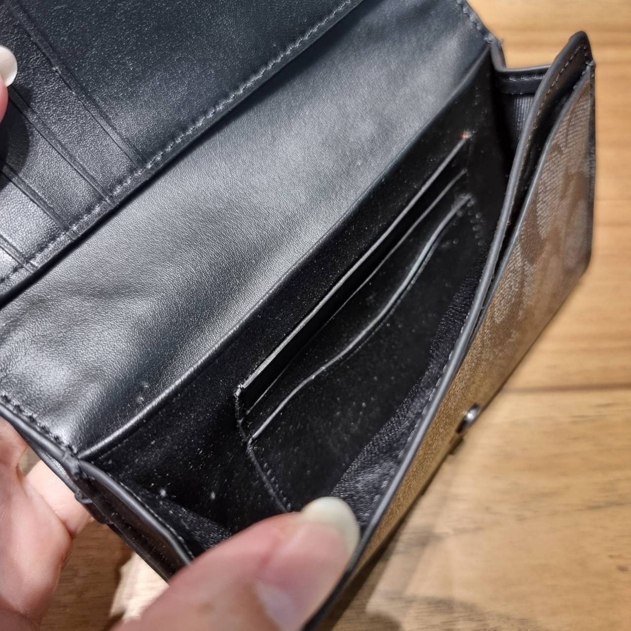 COACH F30205 FLAP PHONE WRISLET IN SIGNATURE CANVAS กระเป๋าสตางค์ 2IN1 มาอีกแล้วจ้า ความคลาสสิคที่จับต้องได้ ใช้งานได้สะดวกกว่าเดิม วัสดุหนังแคนวาสเคลือบลาย ภายในใส่ธนบัตร ใส่บัตรได้เยอะ มีช่องซิปแยก ใส่โทรศัพท์ได้ มาพร้อมสายคล้องมือ ใส่แขนไว้กันหล่นหาย ห