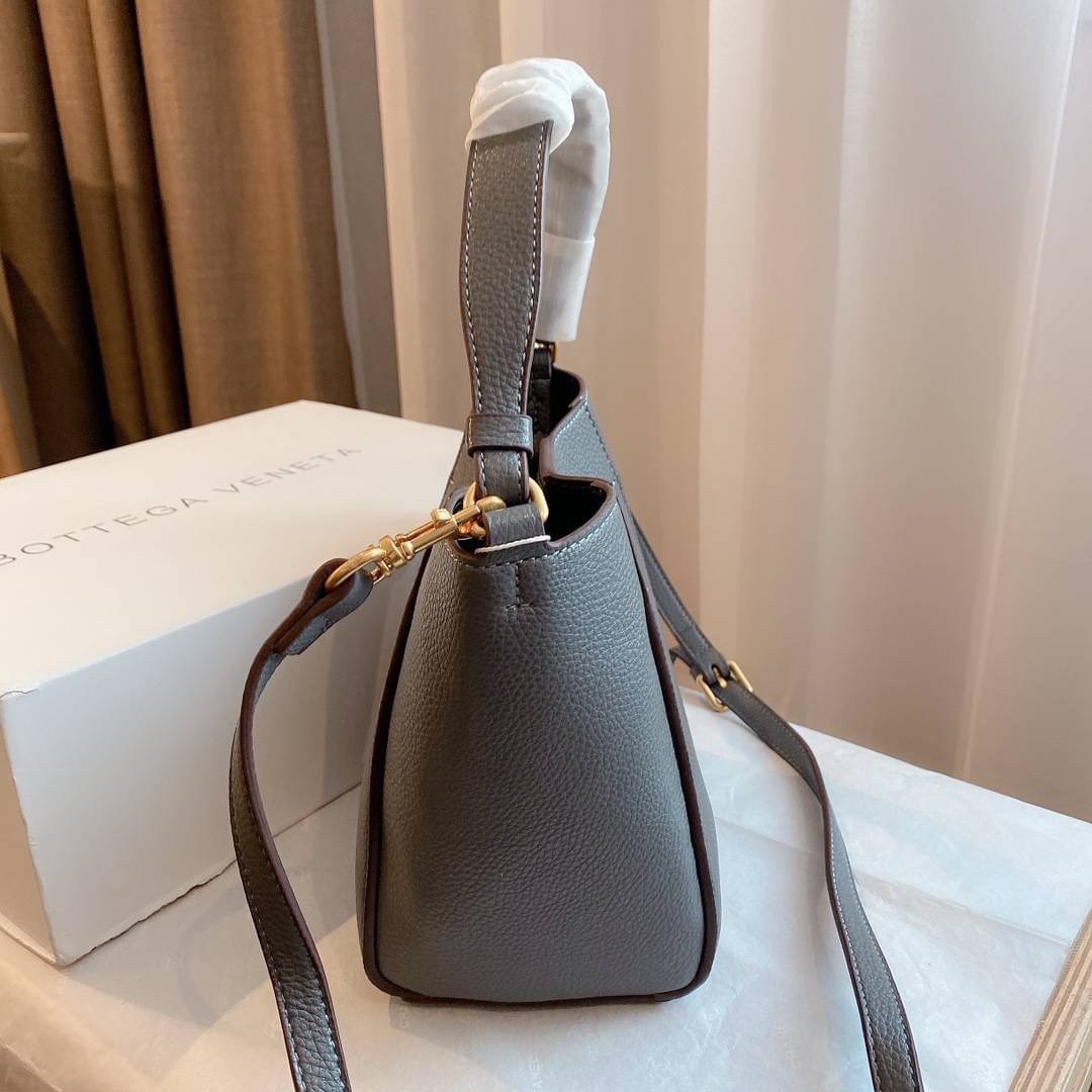 TORY BURCH MCGRAW MINI BUCKET BAG กระเป๋าสะพาย *วัสดุหนังวัวแท้ หนังนุ่ม หนังหอม น้ำหนักเบามากกก!