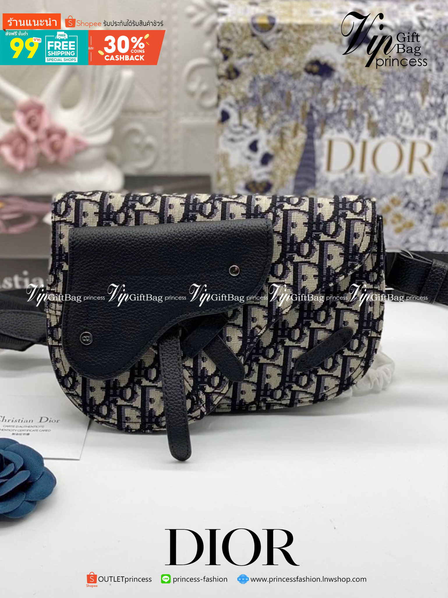 DIOR SADDLE Pouch Beige And Black Canvas and Leather Messenger Bag DIOR Chest Bag พร้อมส่งที่ไทย ยังคงรักษาสไตล์ไว้ได้ เฉพาะสำหรับคุณที่จะติดตามเทรนด์อานม้ารุ่นที่สวยงามนี้ในผ้าใบเฉียงและหนัง สายสะพายไหล่แบบเส้นเดียวและด้านในบุด้วยผ้า กระเป๋าสะพายข้างหรือ