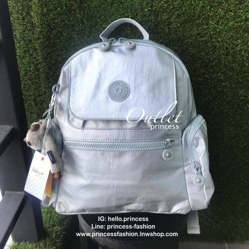 Kipling Matta Small Metallic Backpack กระเป๋าเป้ขนาดกำลังดี วัสดุไนล่อนเคลือบกันน้ำ มีน้ำหนักเบา มีช่องเก็บของหลายช่อง แบ่งเป็นช่องด้านหน้า 2 ช่องและด้านข้างอีก 2 ช่อง ช่องใหญ่ปิดเปิดด้วยซิปคู่ภายในมีช่องซิป ช่องใส่ของจุกจิกและสายห้อยพวงกุญแจ ด้านหน้าประด