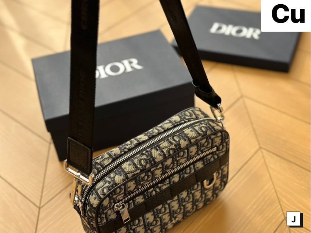 DIOR Safari bag with shoulder strap กระเป๋าสะพายทรงแมสเซ็นเจอร์ สวยหรูเป็นเอกลักษณ์ สุดฮอตที่ดีไซน์รูปแบบขนาดใบกำลังดี ไอเท็มใหม่ที่สามารถใช้ได้ everyday รีบจัดก่อนใครได้เลย!