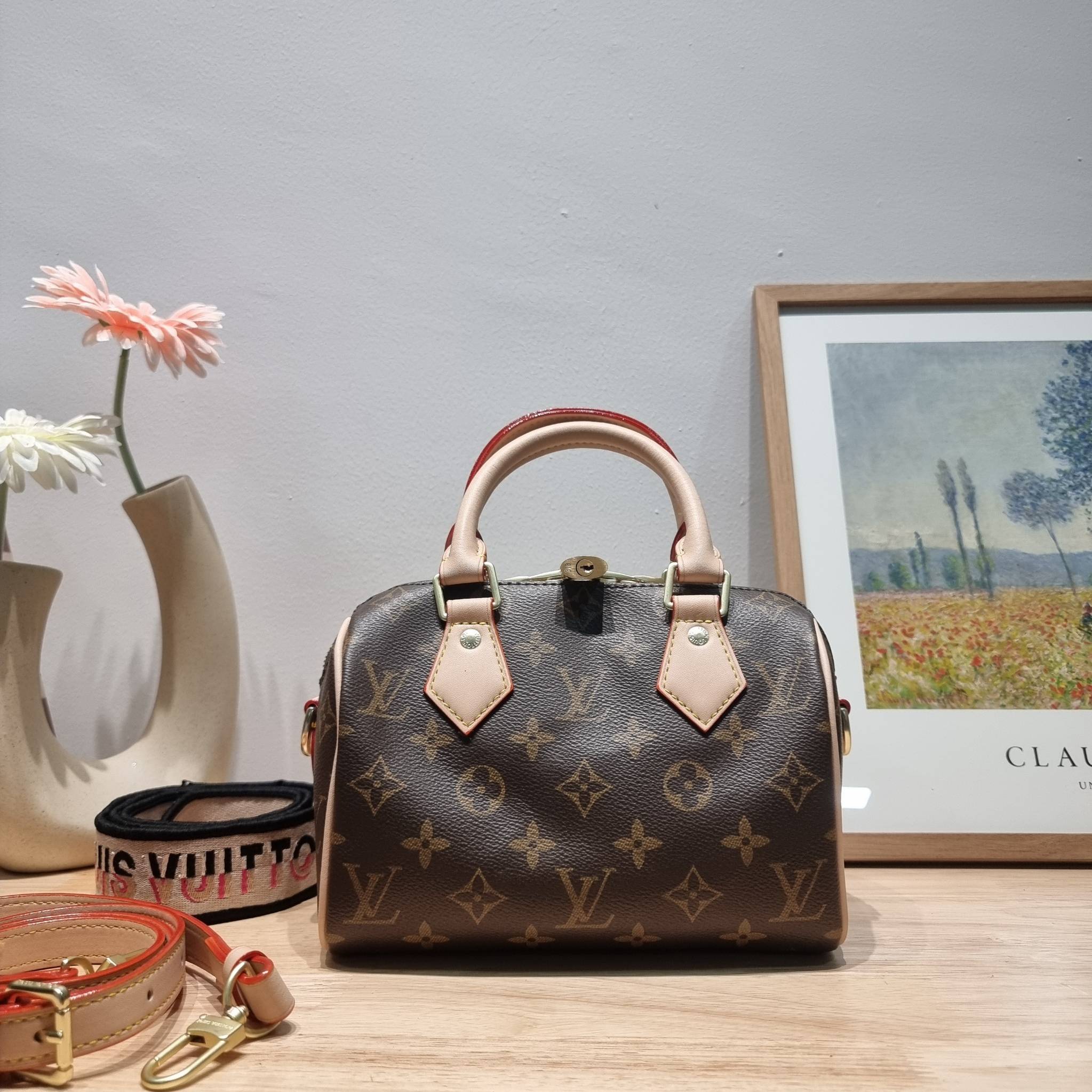 Set 3 ใบ LV Speedy Bandoulière 20 New in!! กับ box set ชวนสะสม ที่จับเอารุ่นยอดฮิต มามิกซ์รวมกับไอเท็มสุดคุ้มของมันต้องมี!! จัดเรียงให้อยู่ในกล่องสุดหรู ไม่ว่าจะตัวกระเป๋า กระเป๋าสตางค์ กระเป๋าจิ๋ว ใบไหนๆก็นำมาใช้งานได้จริง คุ้มค่ามากๆ แถมฟรี! ริบบิ้นลายล