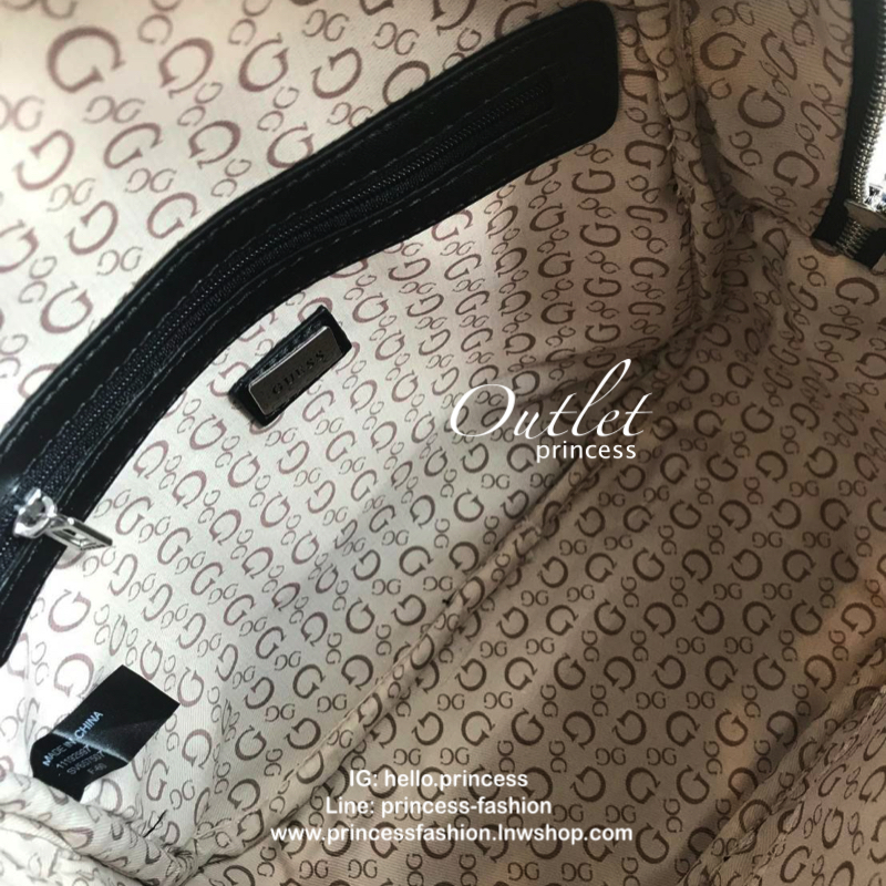 Guess Factory Mini Backpack กระเป๋าเป้สะพายขนาดกลาง มีฐานกว้าง จุของได้เยอะ เปิดปิดด้วยซิปคู่ใช้งานง่าย ภายในกว้าง ใส่กระเป๋าสตางค์ มินิไอแพคและของจุกจิกอื่นได้ ด้านหน้ามี1ช่องซิปใช้งาน ประดับโลโก้รูปสามเหลี่ยม สายสะพายปรับได้เพื่อนการใช้งานที่คล่องตัว เห