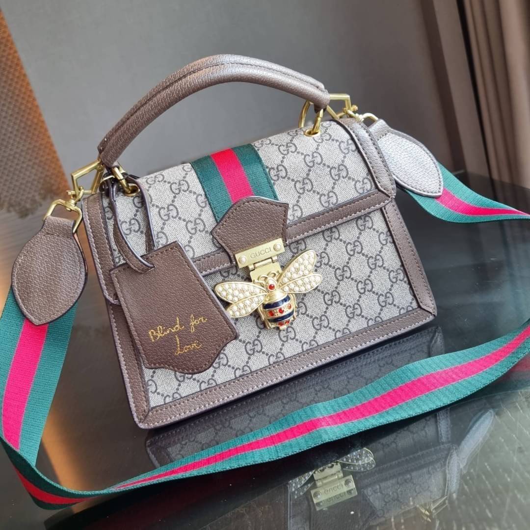 VIP 】กลับมาแล้วจ้า อีกรุ่นพรีเมี่ยมกิ๊ฟสุดฮิต!! หรู ดูผู้ดี!! GC CROSSBODY STRAP BAG WITH GWP กระเป๋าสะพายข้าง ดีไซน์สวย โดดเด่นไม่ซ้ำใคร วัสดุหนังแคนวาส เปิด-ปิดด้วยตัวกดล็อครูปผึ้ง (ผึ้ง) น่ารักมากๆ!! แถมฟรี!! แท็กพวงหนังห้อยเก๋ๆ ภายในกระเป๋าเป็นช่องโล่