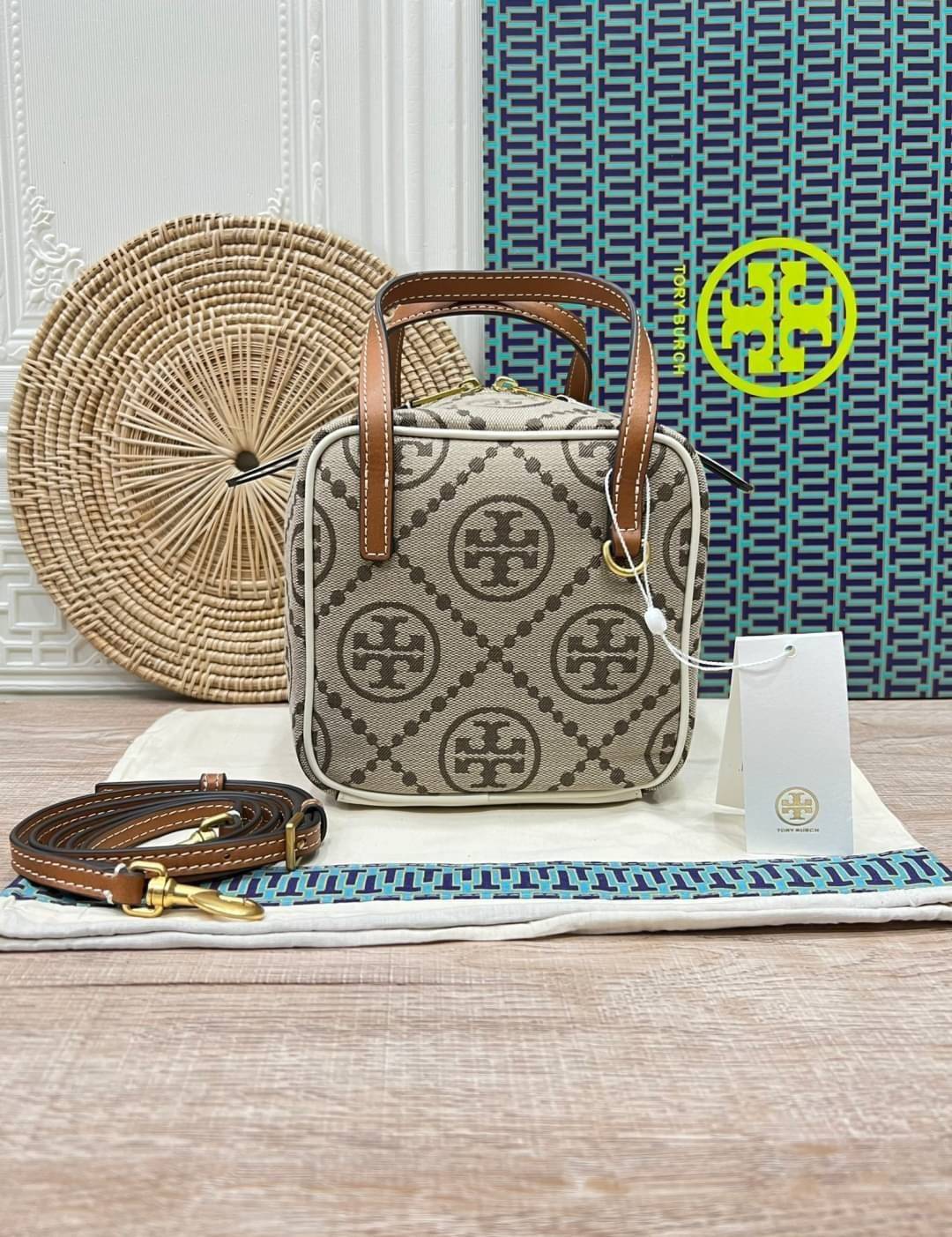 TORY BURCH T MONOGRAM JACQUARD CUBE BAG 🎁พร้อมส่งที่ไทยใหม่ล่าสุด! ปีใหม่นี้เราต้องมีกระเป๋าสวยและเก๋ไว้ใช้กันค่ะ กับกระเป๋าทรง CUBE ดีไซด์ให้ดูเรียลร่วมสมัยมากขึ้น สามารถหยิบจับของได้ง่าย ทรงกระเป๋าแบบกล่อง