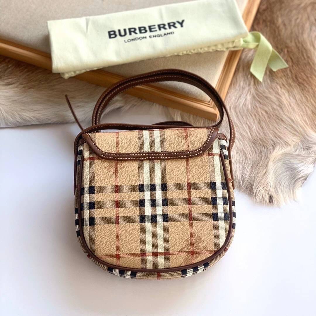 BURBERRY CROSSBODY VINTAGE BAG VIP GIFT WITH PURCHASE (GWP) พรีเมี่ยมกิ๊ฟ Limited Edition จากBURBERRY วัสดุหนังPVC สวยอยู่ทรง เปิดปิดด้วยฝาปิดกระดุมแม่เหล็กประดับริบบิ้นพู่