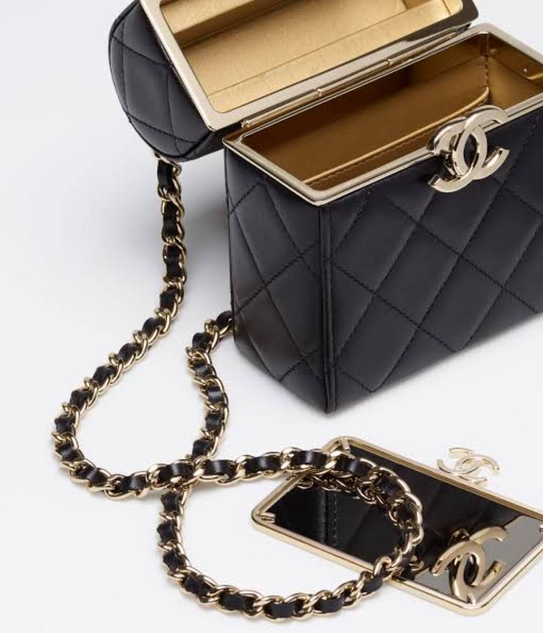 VIP 🥂 Chanel Clutch with Chain / Chanel small box with chain กระเป๋าสะพายเอนกประสงค์ รูปทรงกล่อง ไซส์มินิน่ารัก ใบจริงเห็นแล้วใจบาง หลงรักที่สุด วัสดุหนังสังเคราะห์เดินลายเส้นสวยคม อะไหล่โลโก้สีทองโดดเด่น มาพร้อมสายสะพายในตัว เปิด-ปิดด้วยการกดที่โ