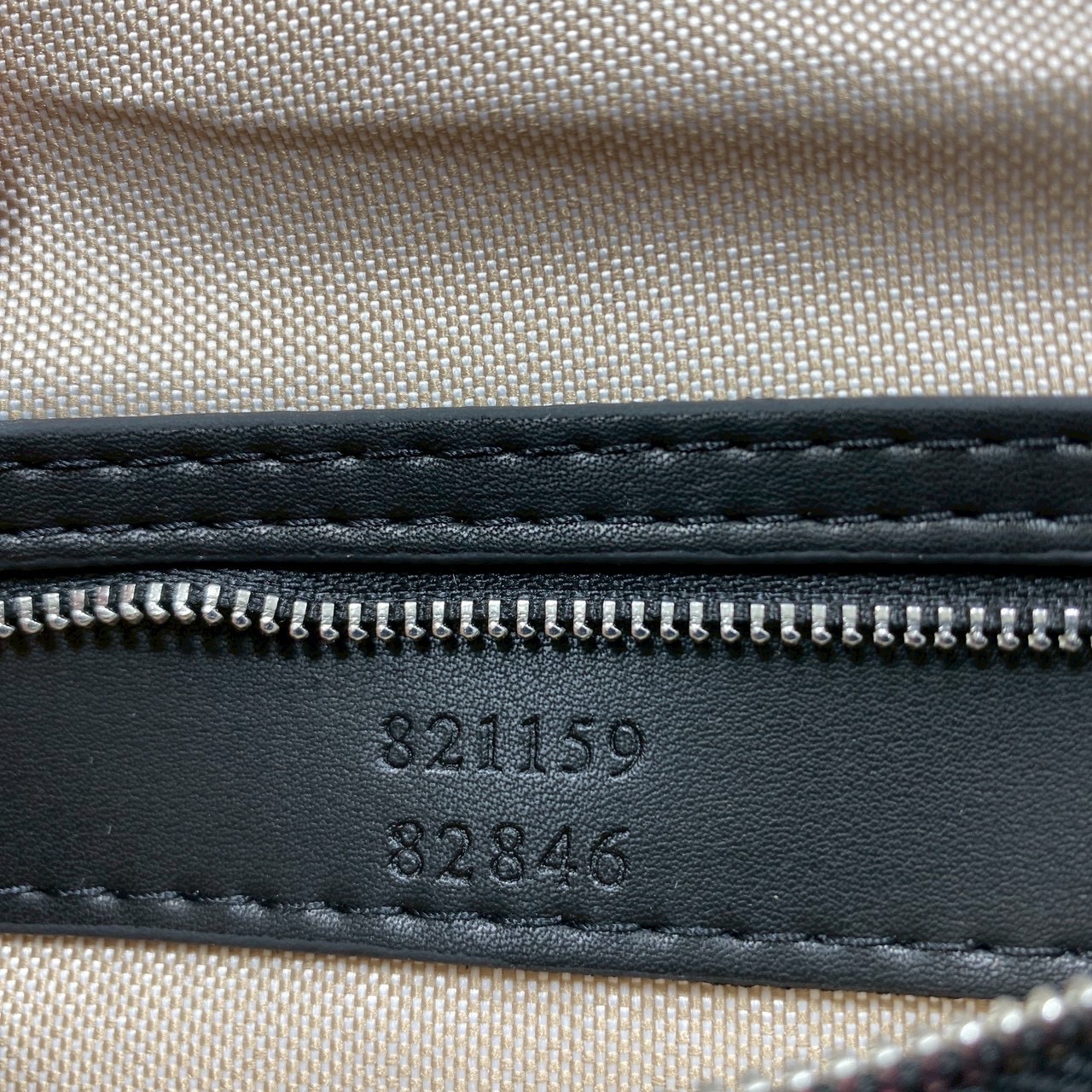 ORI หนังแท้ | Black Gucci GG Emblem medium backpack กระเป๋าสะพายหลัง กระเป๋าเป้ ดีไซน์เรียบง่าย รูปทรงใช้งานง่าน ภายในโล่งกว้าง จุของได้เยอะ