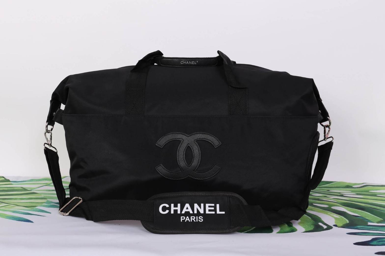 Chanel Authentic VIP Gift Bag Duffle Gym Travel สินค้าเป็นของแท้ รุ่นใหม่ จากเค้าเตอร์เครื่องสำอาง/น้ำหอมของแบรนด์- Chanel vip gift bag ของแท้ 100% ใช้เป็นกระเป๋าเดินทาง/ไปฟิตเนส ไปยิมหรือต่างจังหวัดได้สบายเลยค่ะ หัวซิปปั้มโลโก้ ด้านในเป็นช่องกว้าง และช่อ
