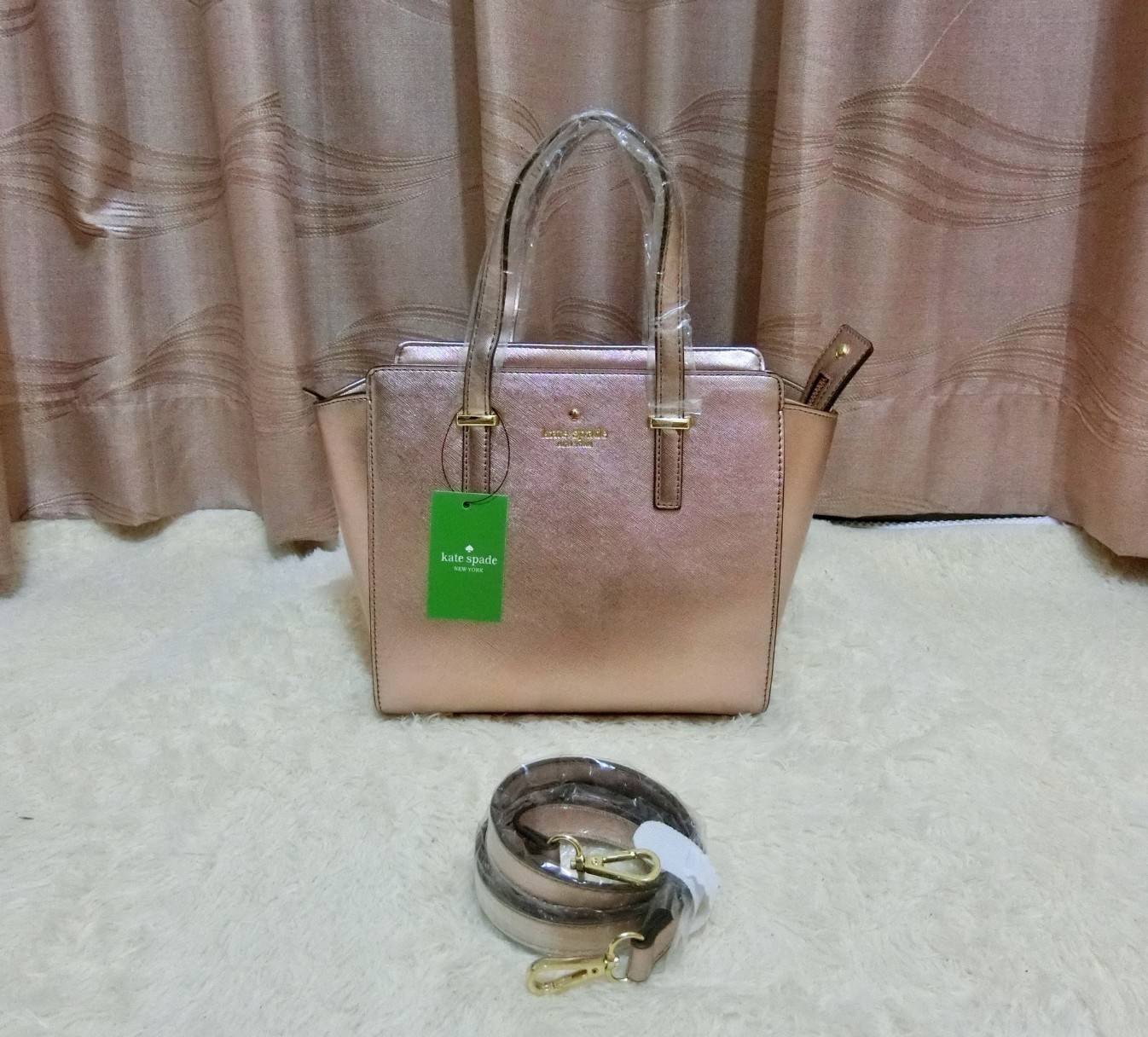 KATE SPADE NEW YORK CEDAR STREET HAYDEN BAG กระเป๋าถือหรือสะพายหนัง Saffiano สวยหรูอยู่ทรงสไตล์ PRADA ด้านหน้าประดับโลโก้สีทองสวยไฮโซ ภายในมีช่องซิปและช่องเล็ก ซับในอย่างดีสกรีนลาย Kate Spade กว้างและจุ ใส่ ipad mini กระเป๋าสตางค์ ของใช้ได้เยอะ มีหมุดรองฐ